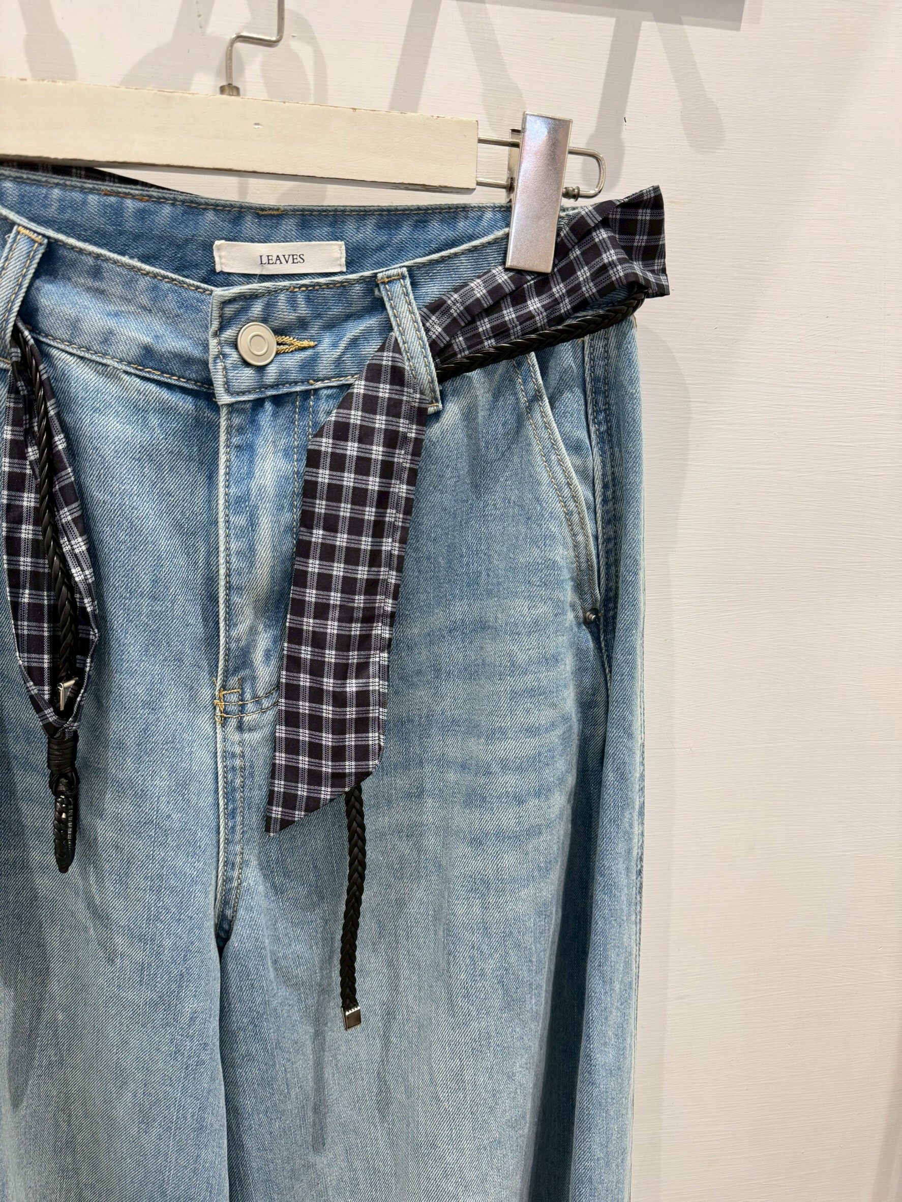 Wide-leg jeans with a scarf and stitching
