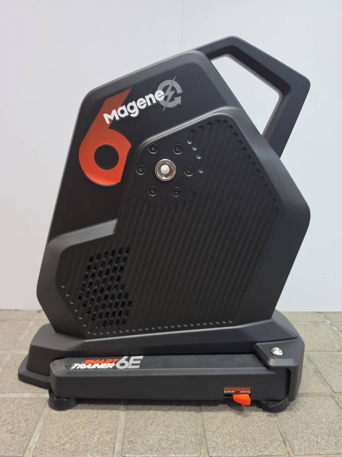 ( 送地墊.前輪頂高器.止汗帶) MAGENE邁金 T600 Eco 智慧訓練台+SRAM XDR 棘輪座+SRAM RIVAL 飛輪11-36T 最大功率:2800W 最大模擬坡度:27% 功率精準度:+1% 訓練台重量:15.7KG,
