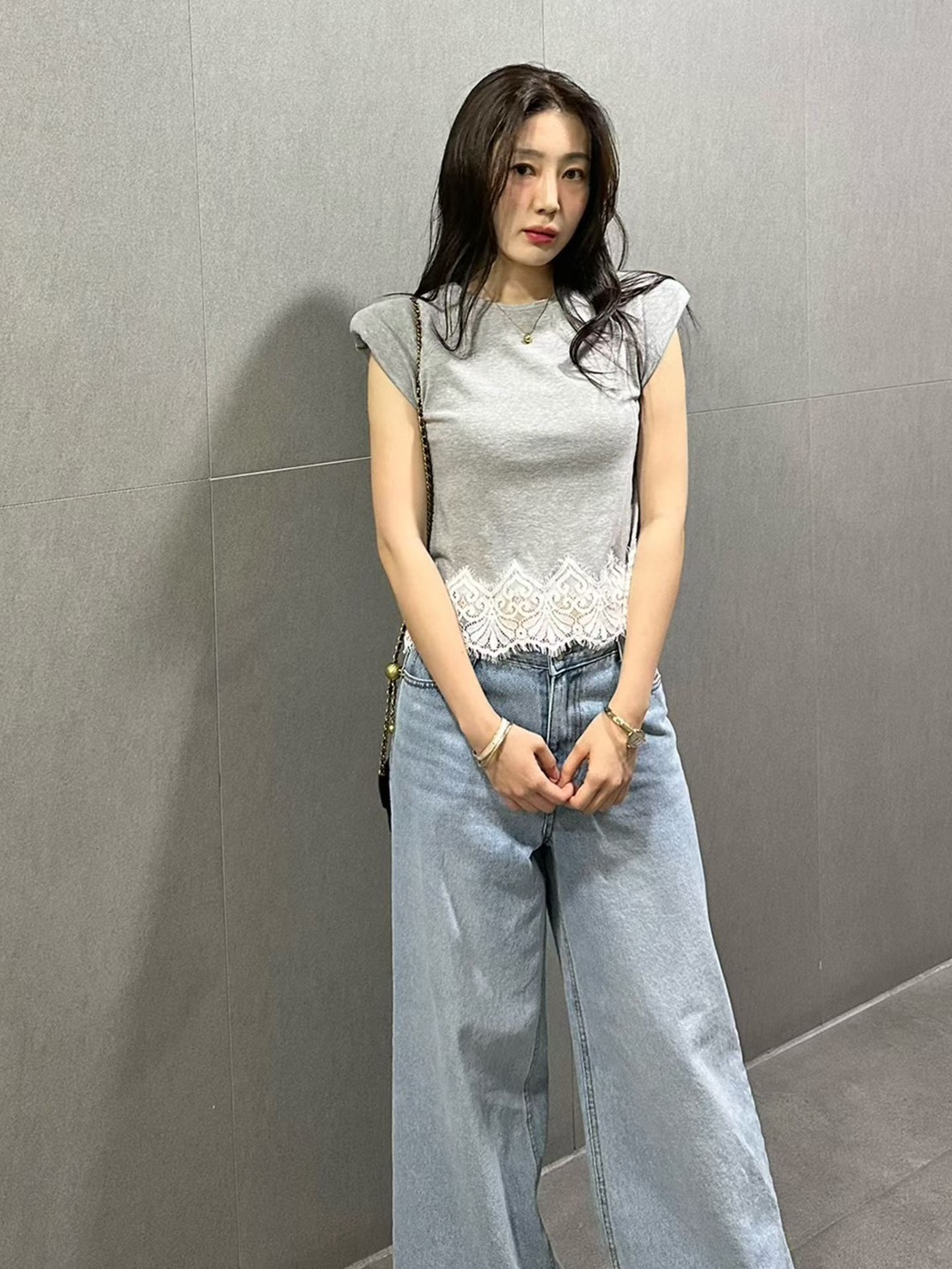 墊肩半袖下襬蕾絲T
