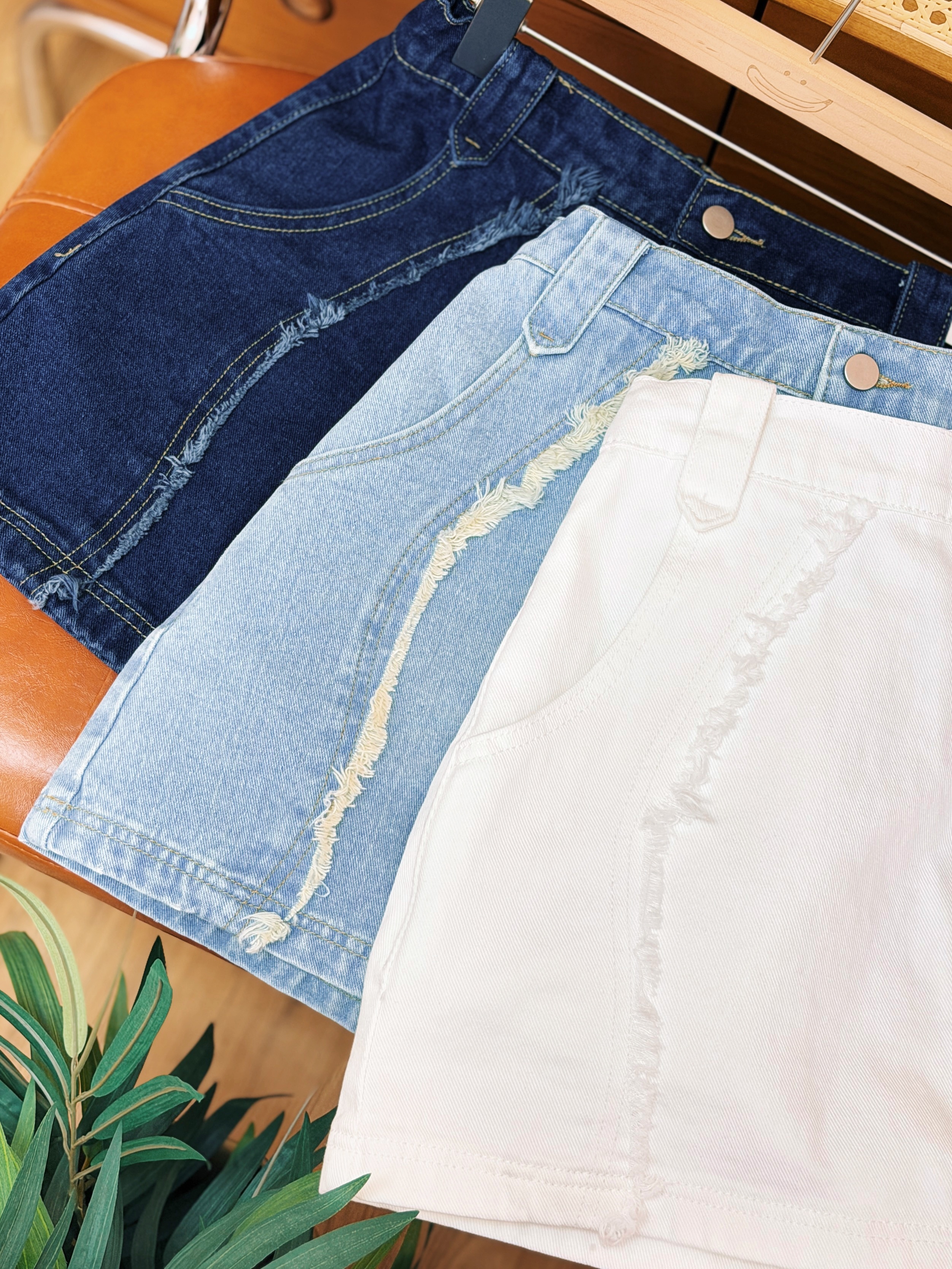 三色 / 牛仔線條感流蘇A字短裙 / Frayed Line Denim A-Line Mini Skirt