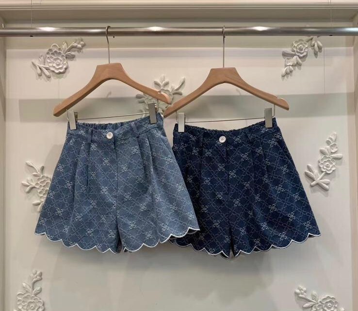 BE18  下身 褲 腰26-34 hip44 長15.5 $499 (一口價)