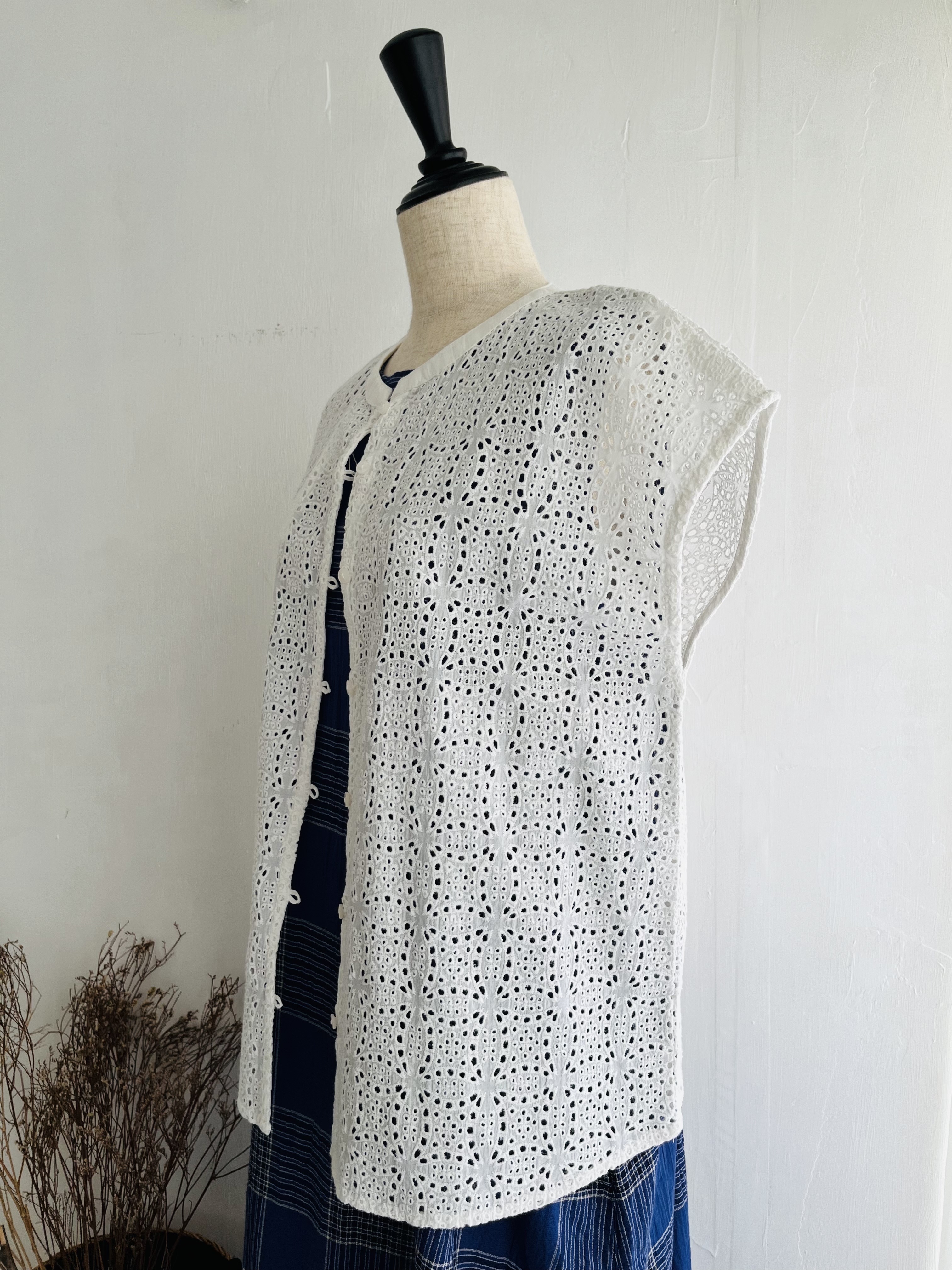 Fanaka白色圓領刺繡通花外套