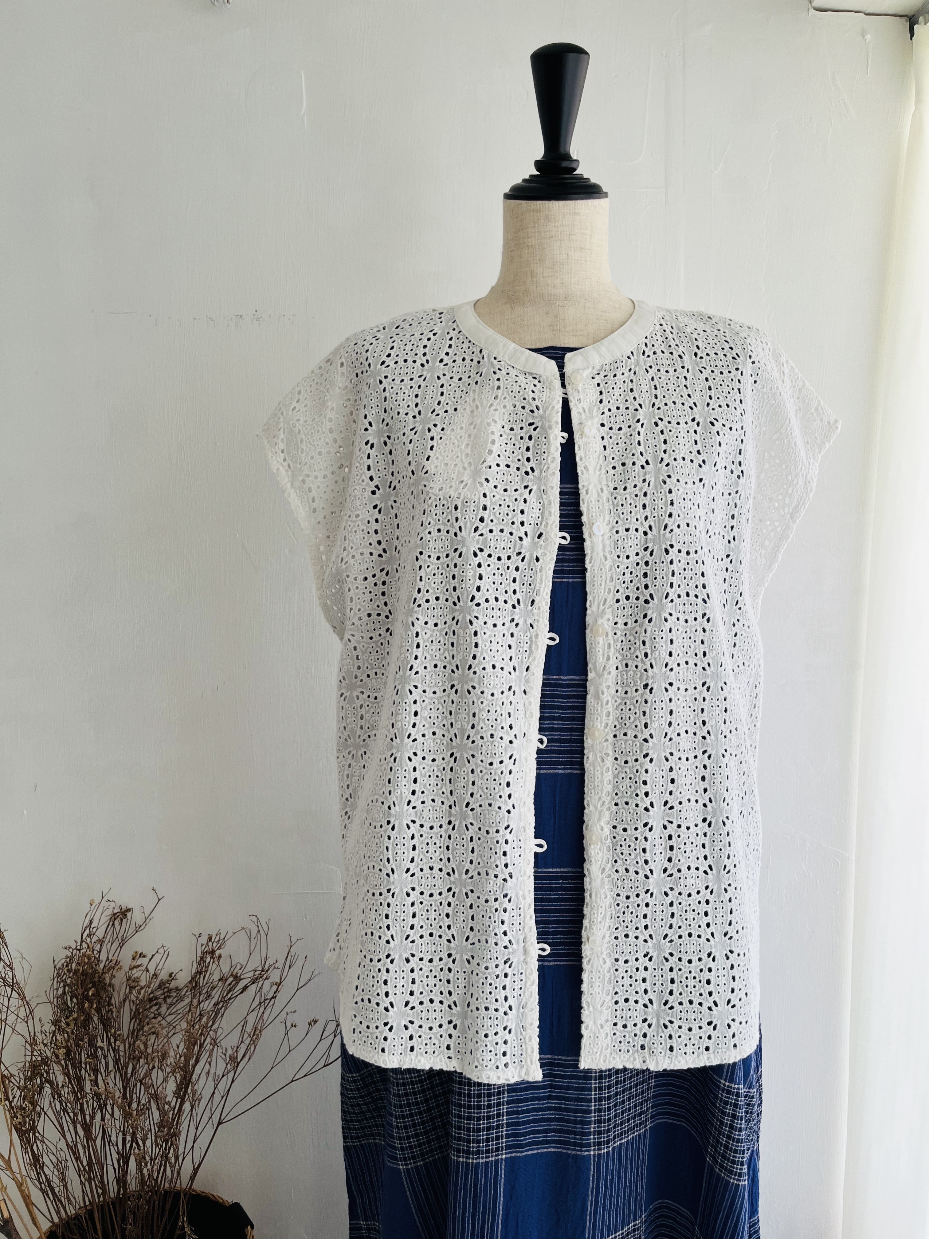 Fanaka白色圓領刺繡通花外套