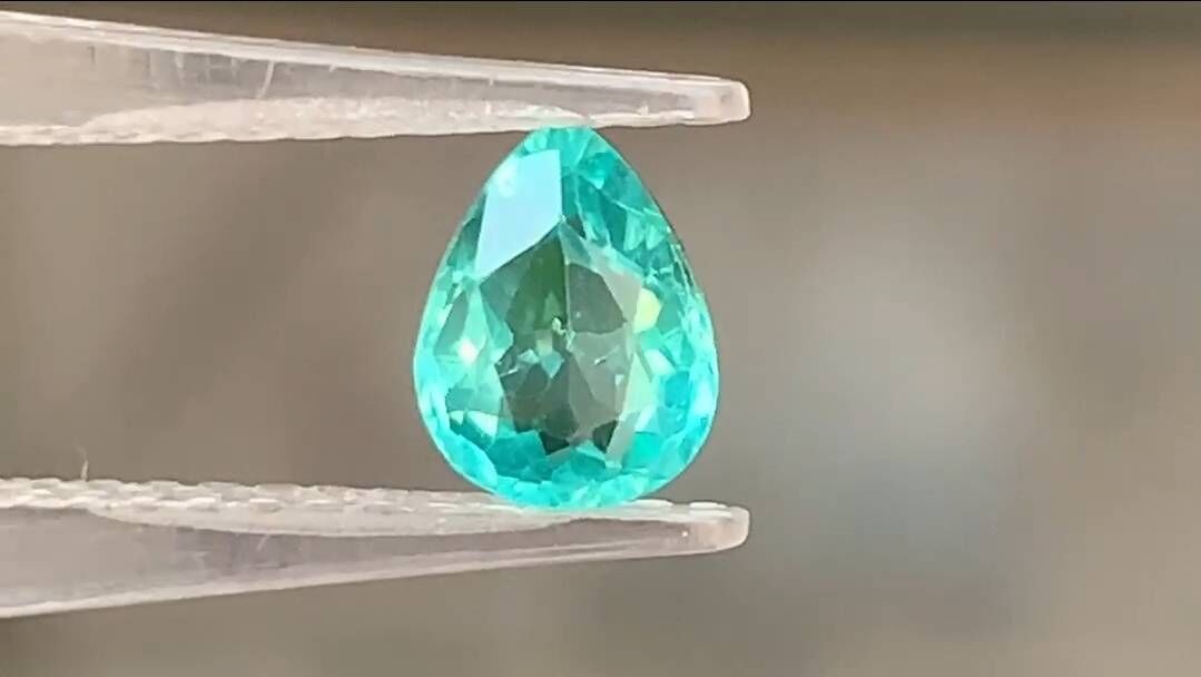 帕拉伊巴既視感 霓虹藍綠 天然磷灰石 1.05克拉 顏色很美 做個小輕奢很漂亮 通透玻璃體 爆閃滿火彩🔥 滿螢光 霓虹感漂亮   7.6×5.7×3.5mm 市價8000 特價🉐️2500一顆 買到賺到