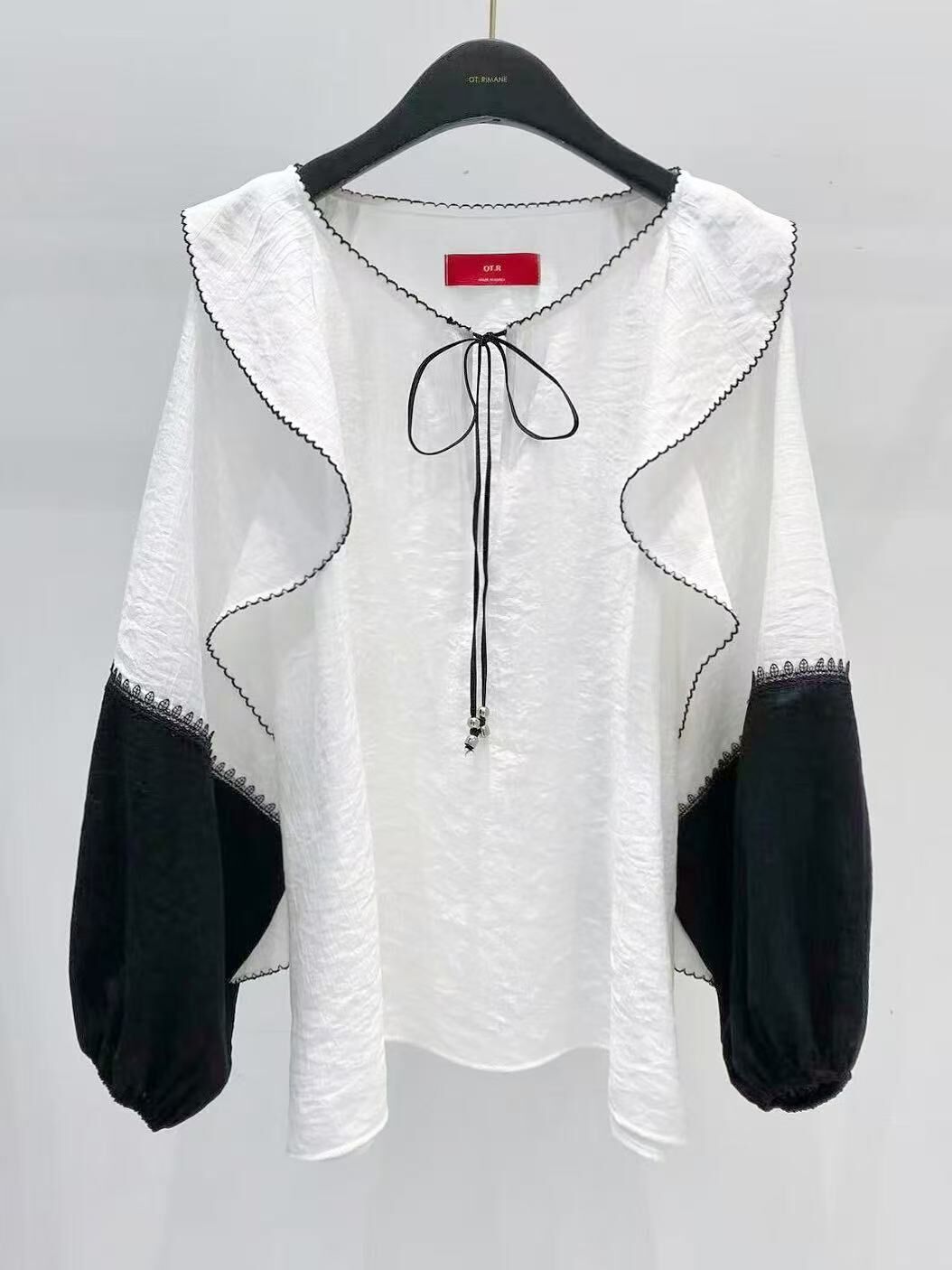 🎈K8005  ▶️大荷葉邊黑白拼接上衣 👉B:cm L:cm