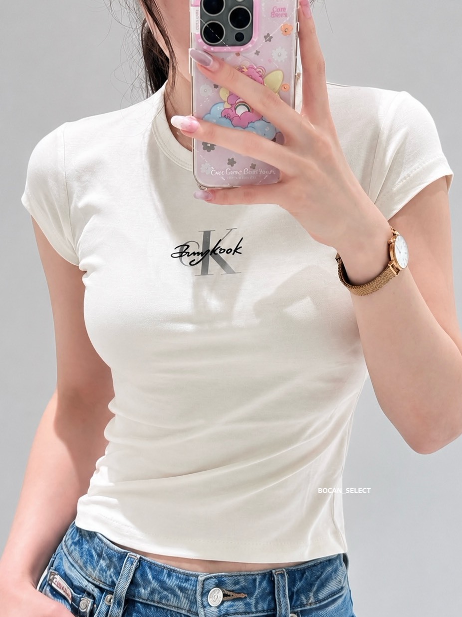 <台灣已缺貨 >CALVIN KLEIN CK 田柾國 限量聯名款 SS26胸前 手寫簽名 圓領 修身 短袖 女款