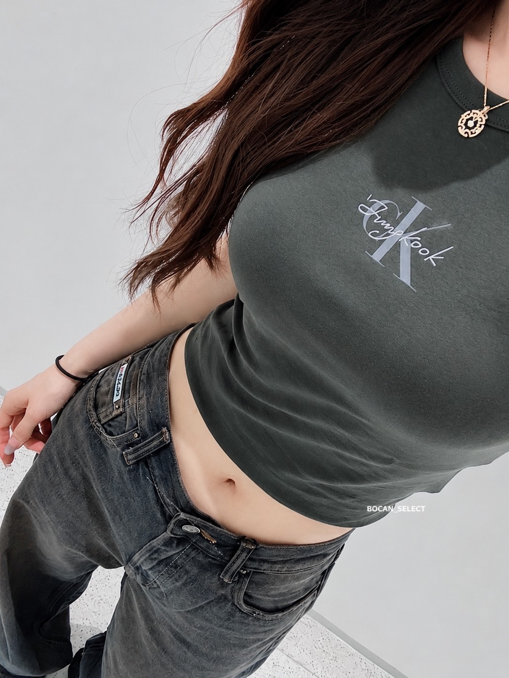 <台灣已缺貨 >CALVIN KLEIN CK 田柾國 限量聯名款 SS26胸前 手寫簽名 圓領 修身 短袖 女款