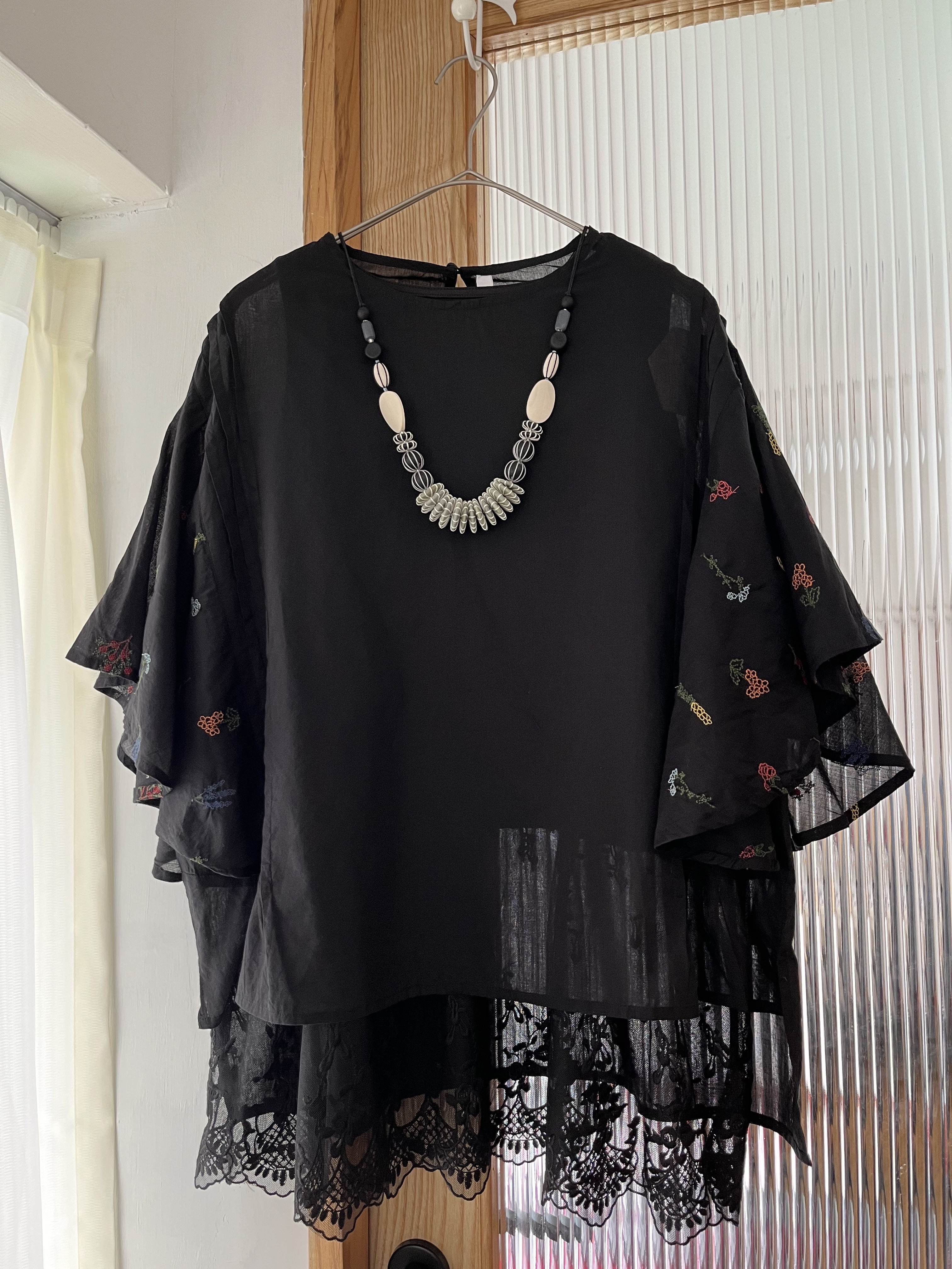LUPILIEN黑色刺繡花花top