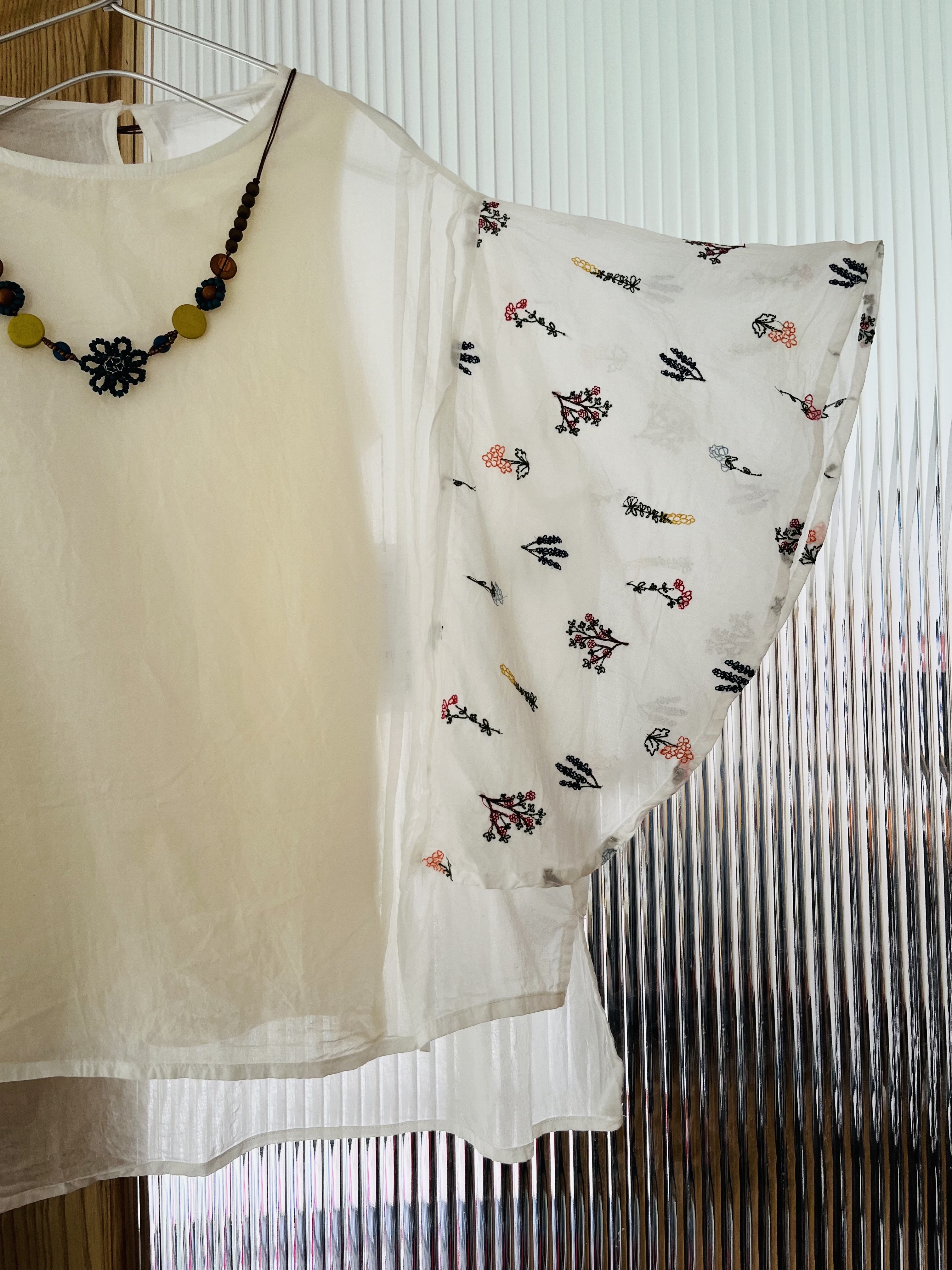 LUPILIEN米色刺繡花花top
