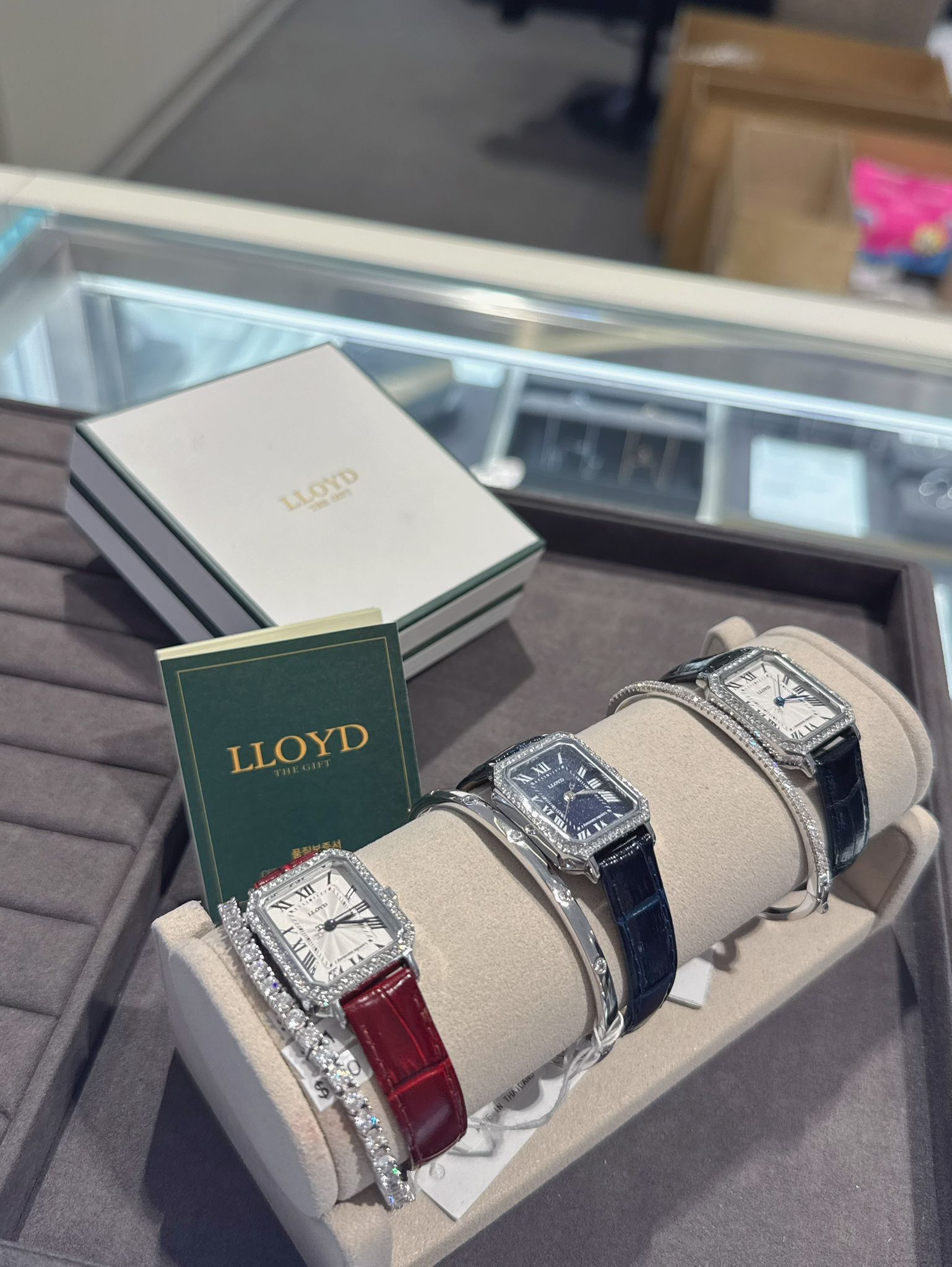 LL01 韓國🇰🇷網紅品牌LLOYD 時尚輕奢風 ( 紅/藍 $569 黑色$509 (一口價)
