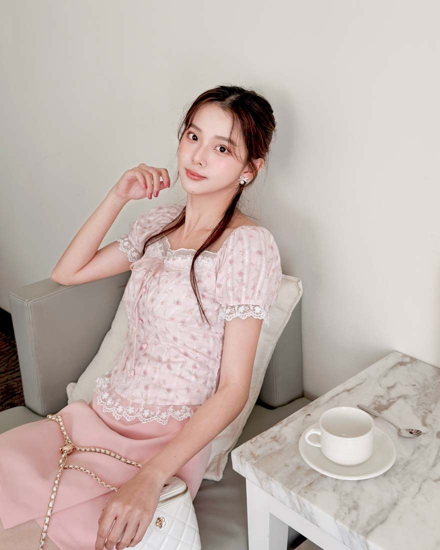 LINA LINA漂亮甜感緞帶蕾絲愛心釦碎花上衣-唯美粉