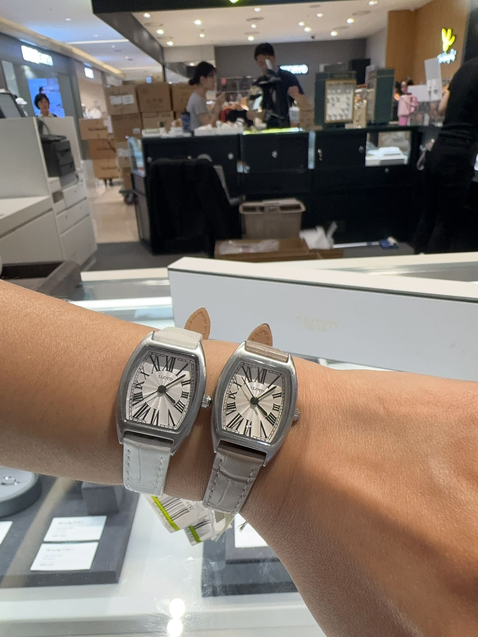 LL03 韓國🇰🇷網紅品牌LLOYD經典低調奢華 $499  (一口價)