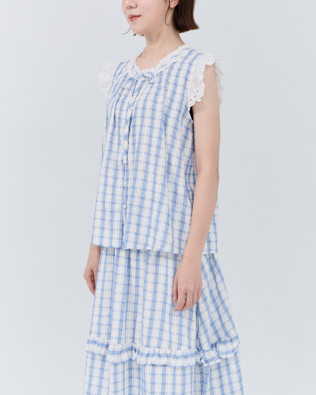 Stand-up collar lace ruffle sleeveless vest top, available in two colors.【01099735】in stock+pre-order