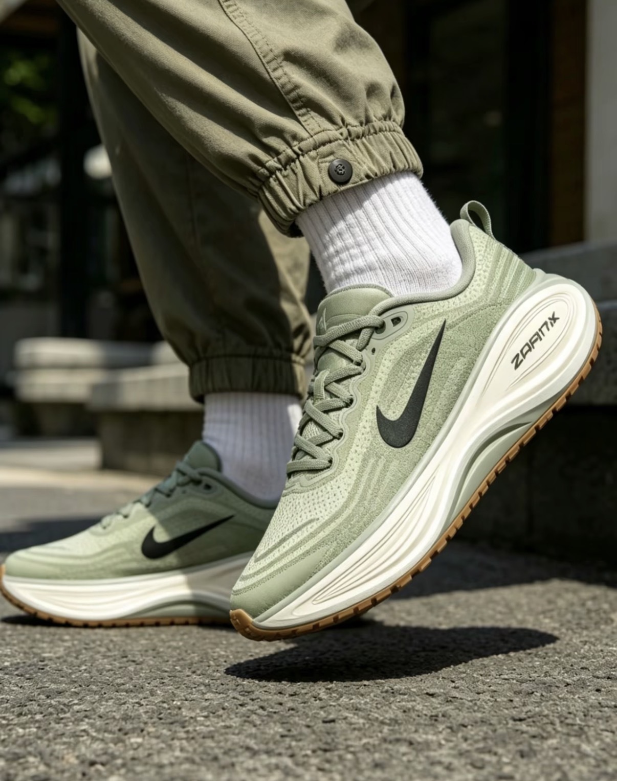 男鞋 NIKE VOMERO PLUS 抹茶綠 氣墊 緩震 網布 透氣 休閒 跑步 運動鞋【HV8150-301】