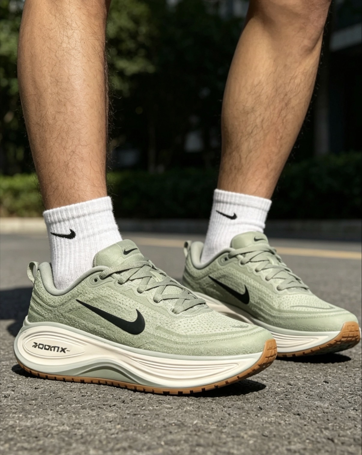 男鞋 NIKE VOMERO PLUS 抹茶綠 氣墊 緩震 網布 透氣 休閒 跑步 運動鞋【HV8150-301】