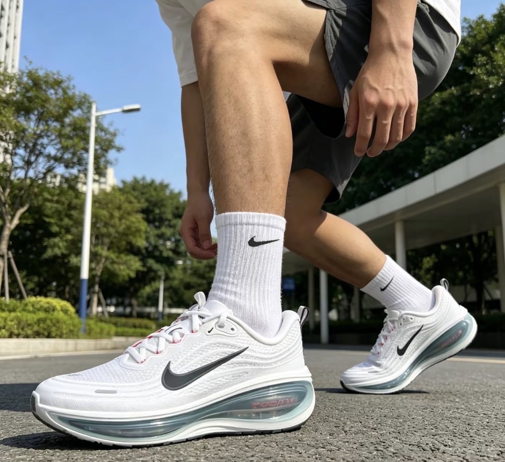 男鞋 NIKE VOMERO PLUS 白綠 氣墊 緩震 網布 透氣 休閒 跑步 運動鞋【HV8150-110】