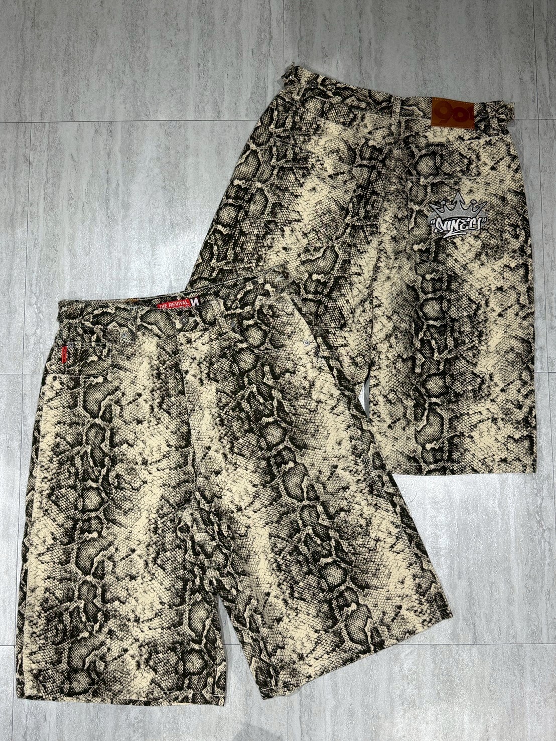 9090 皇冠刺繡Logo 蟒蛇紋 Baggy 寬版短褲