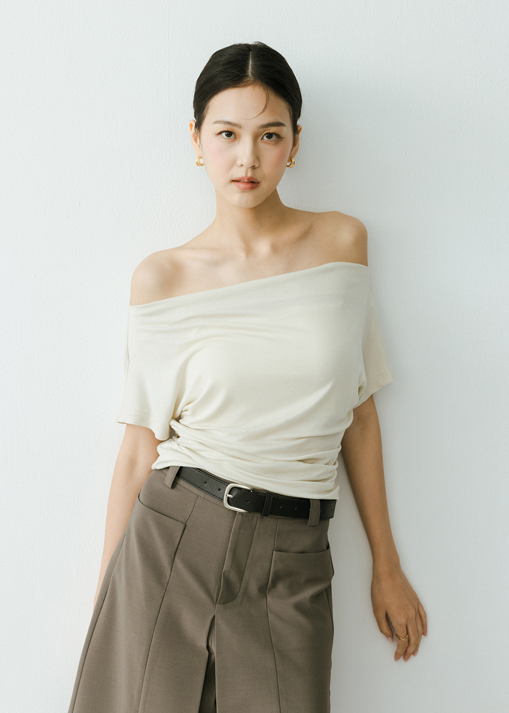 天絲斜肩垂感針織上衣 -杏