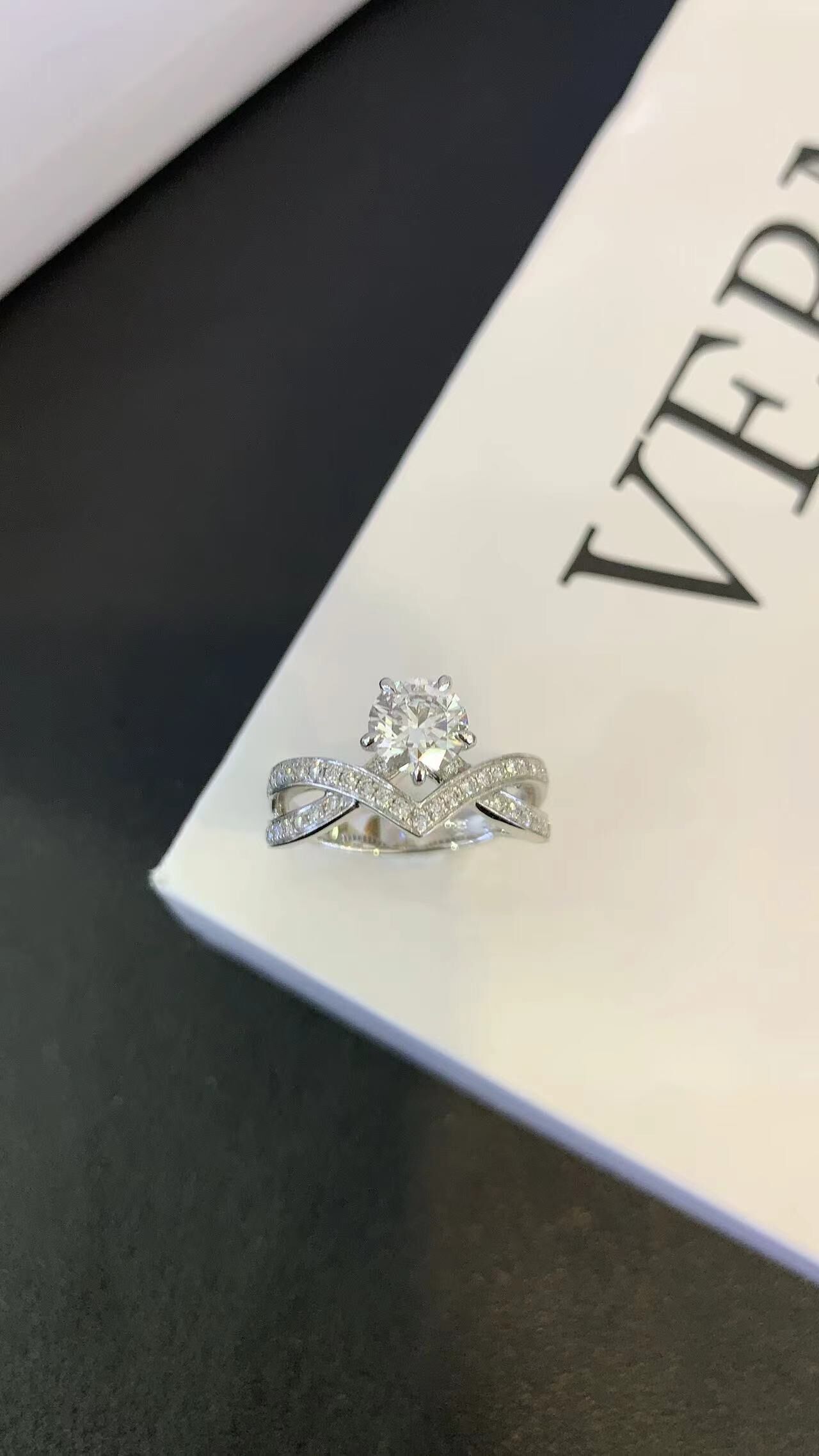 (C) 9K培育鑽2卡圓形（帶IGI D vvs) (副石0.35CT) #0610STA