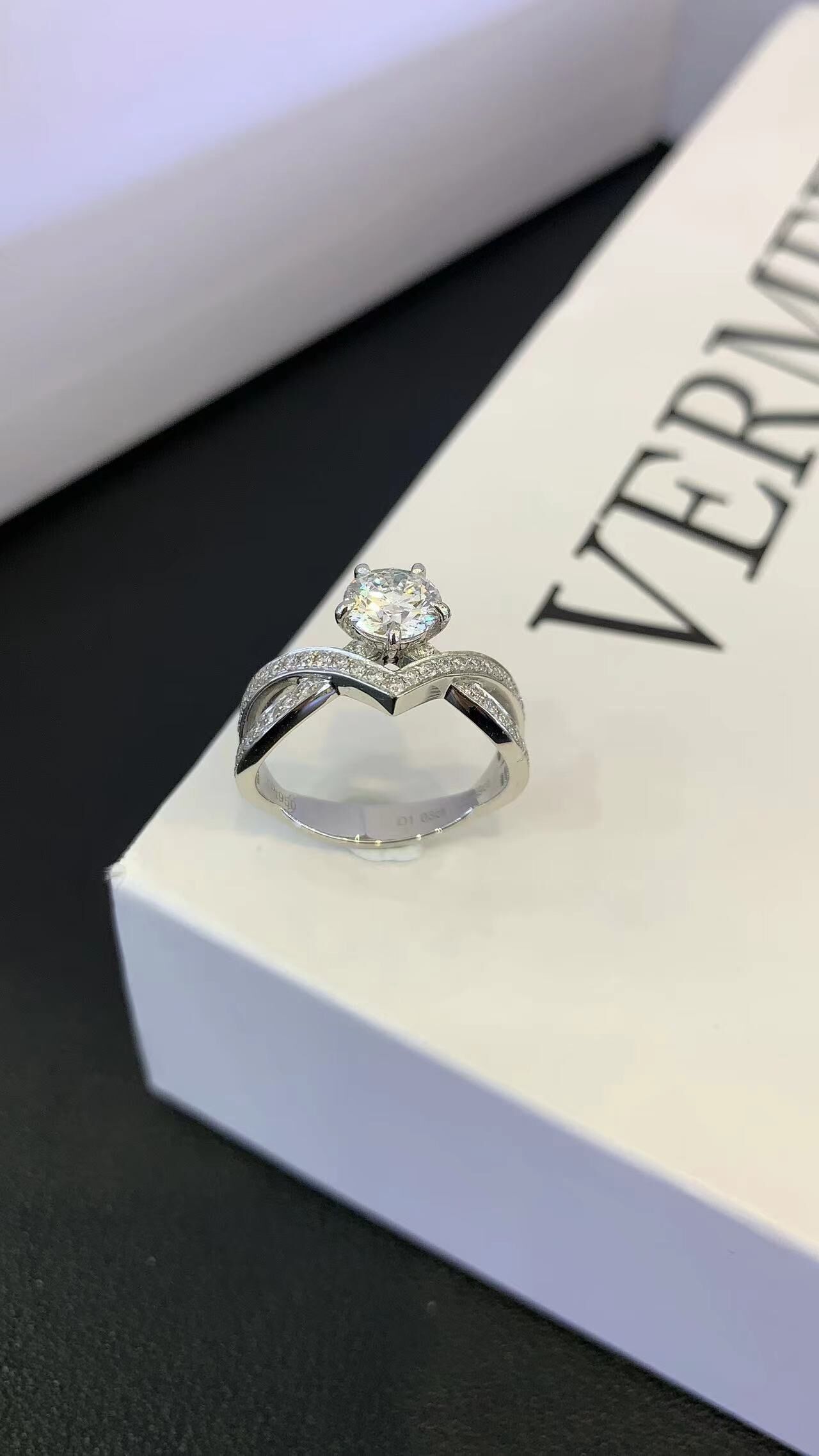 (C) 9K培育鑽2卡圓形（帶IGI D vvs) (副石0.35CT) #0610STA