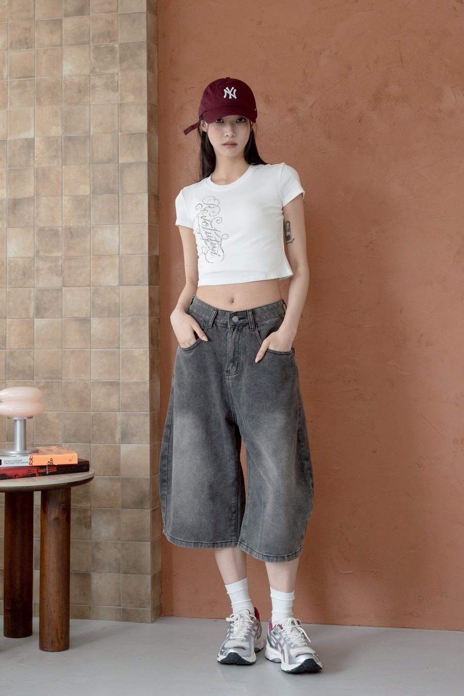 燙鑽草寫短版合身女裝短T 19037