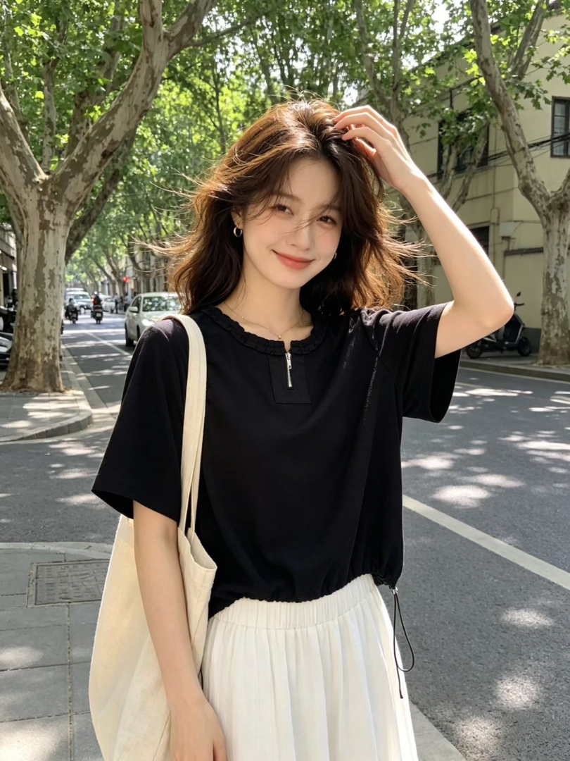 視覺多了一份柔和與精緻感的木耳邊拉鍊領氣質棉T