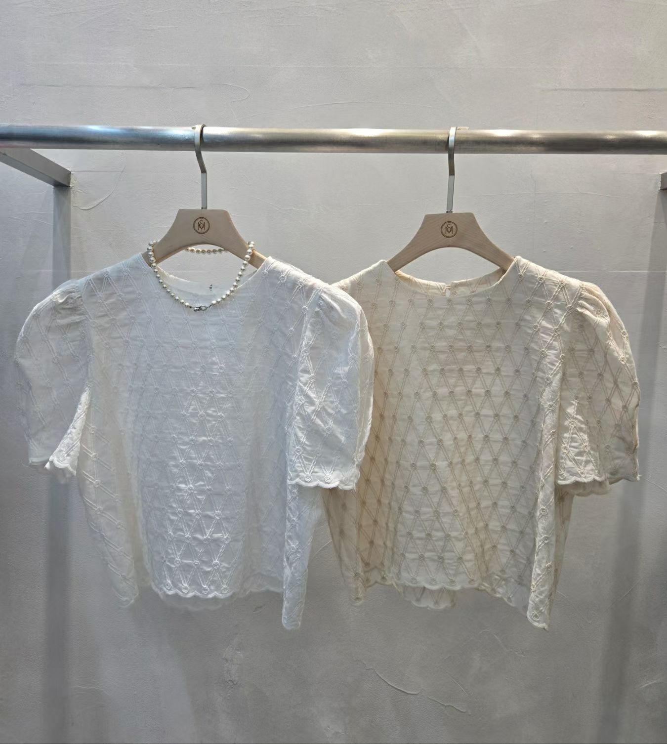 TM6326 網格刺繡泡泡袖上衣