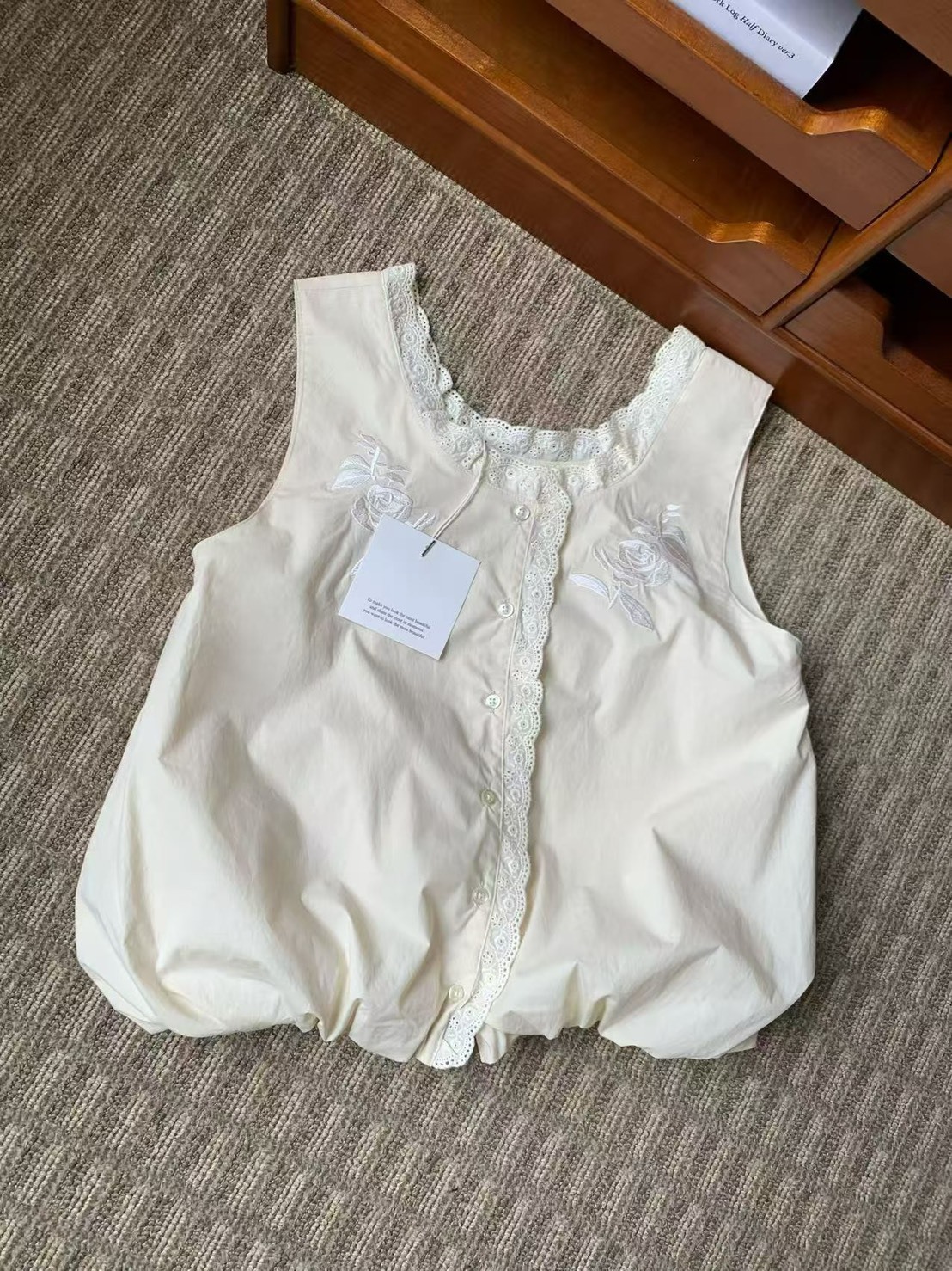 奶油玫瑰刺繡泡泡背心