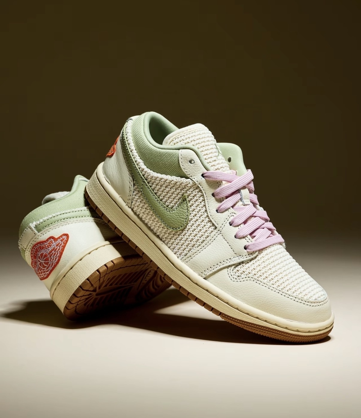女鞋 NIKE W AIR JORDAN 1 LOW SE 'Olive Aura' 米綠粉 夏日 編織 皮革 緩震 休閒鞋【II0569-100】AJ1