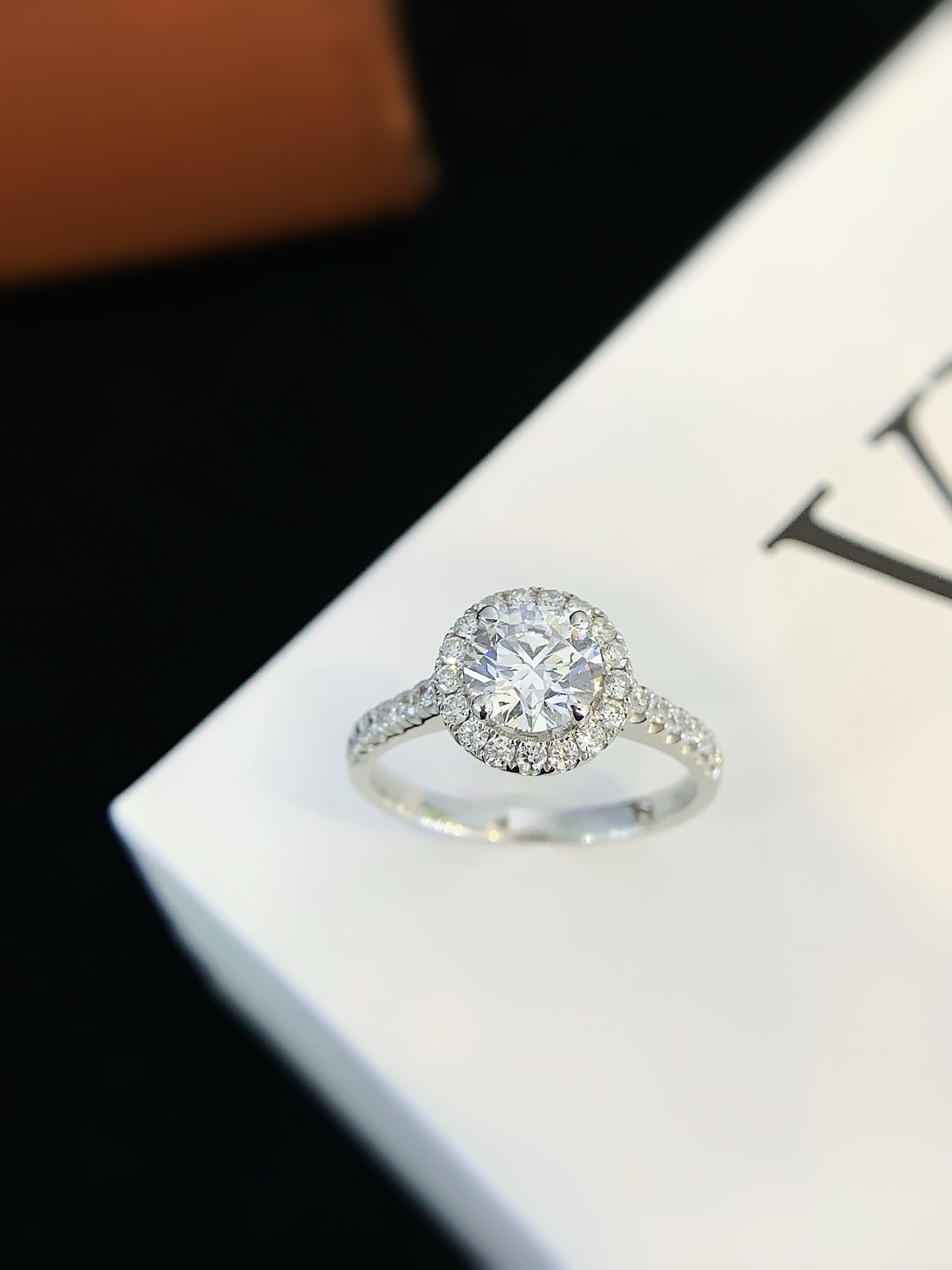 (J) 9K培育鑽1/1.5卡圓形（帶IGI D vvs) (副石0.33CT) #0610STA