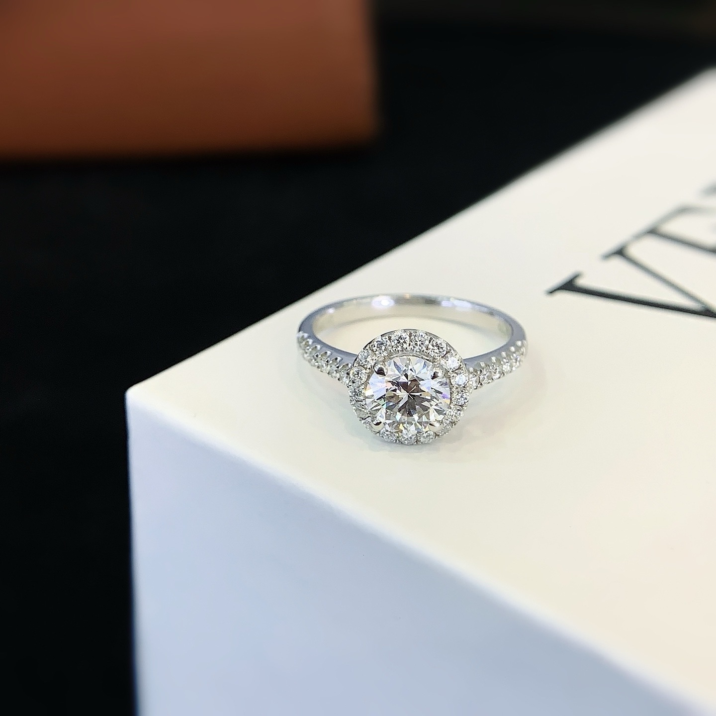 (J) 9K培育鑽1/1.5卡圓形（帶IGI D vvs) (副石0.33CT) #0610STA
