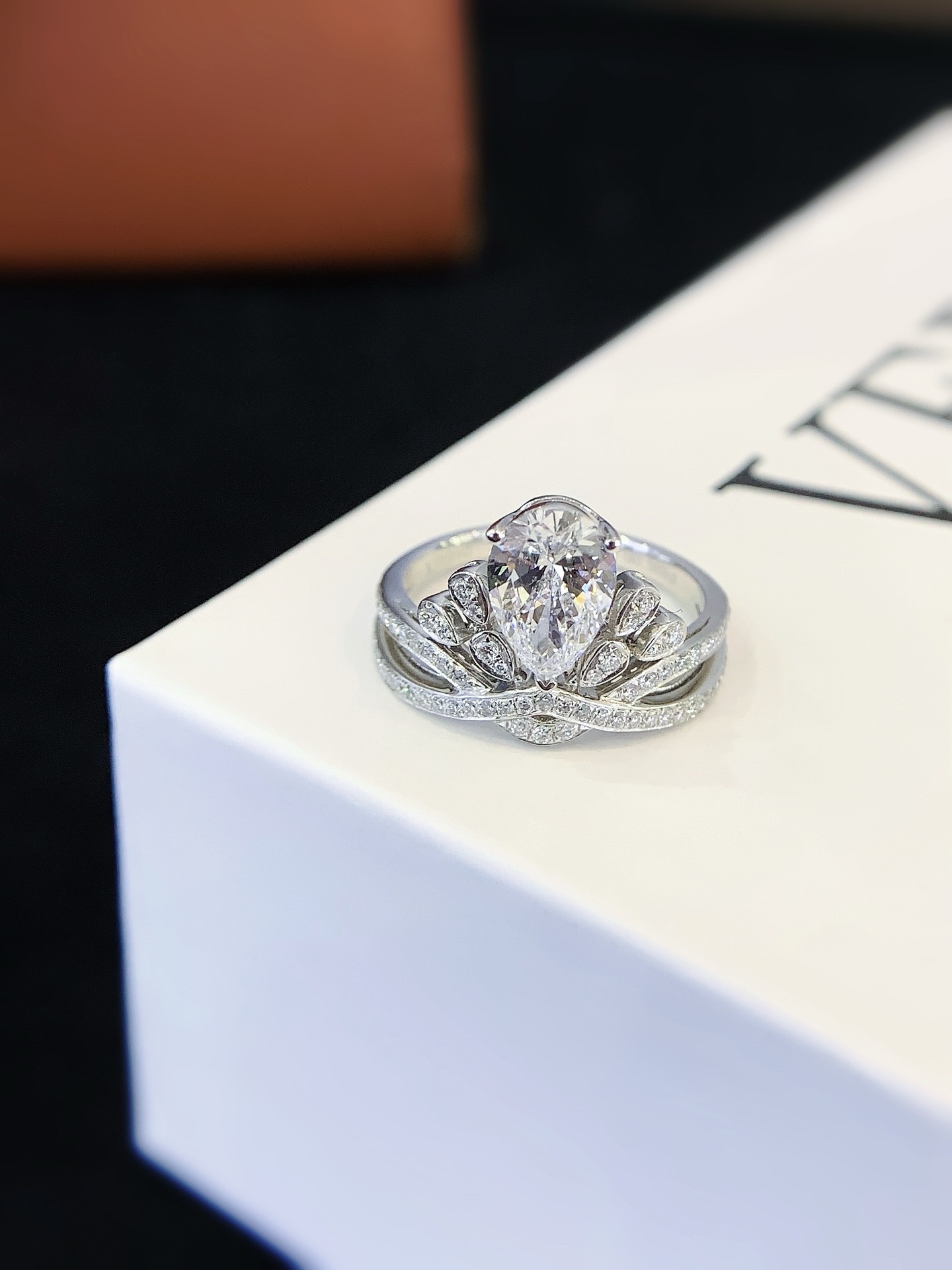 (K) 9K培育鑽1.5卡水滴（帶IGI D vvs) (副石0.4CT) #0610STA