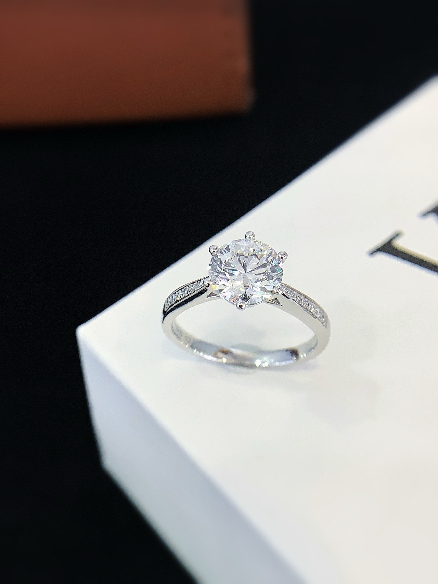 (O) 9K培育鑽1/2卡圓形（帶IGI D vvs)  (副石0.05/0.08CT) #0610STA