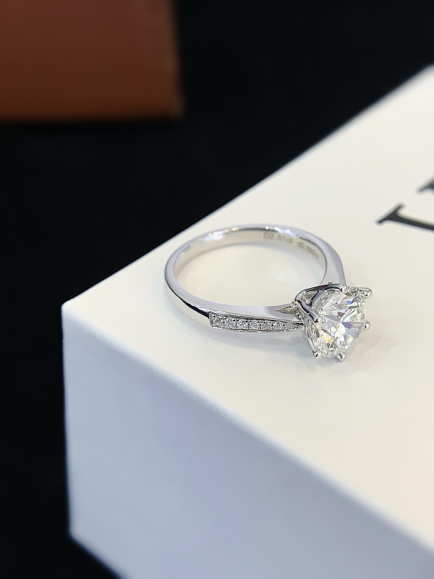 (O) 9K培育鑽1/2卡圓形（帶IGI D vvs)  (副石0.05/0.08CT) #0610STA