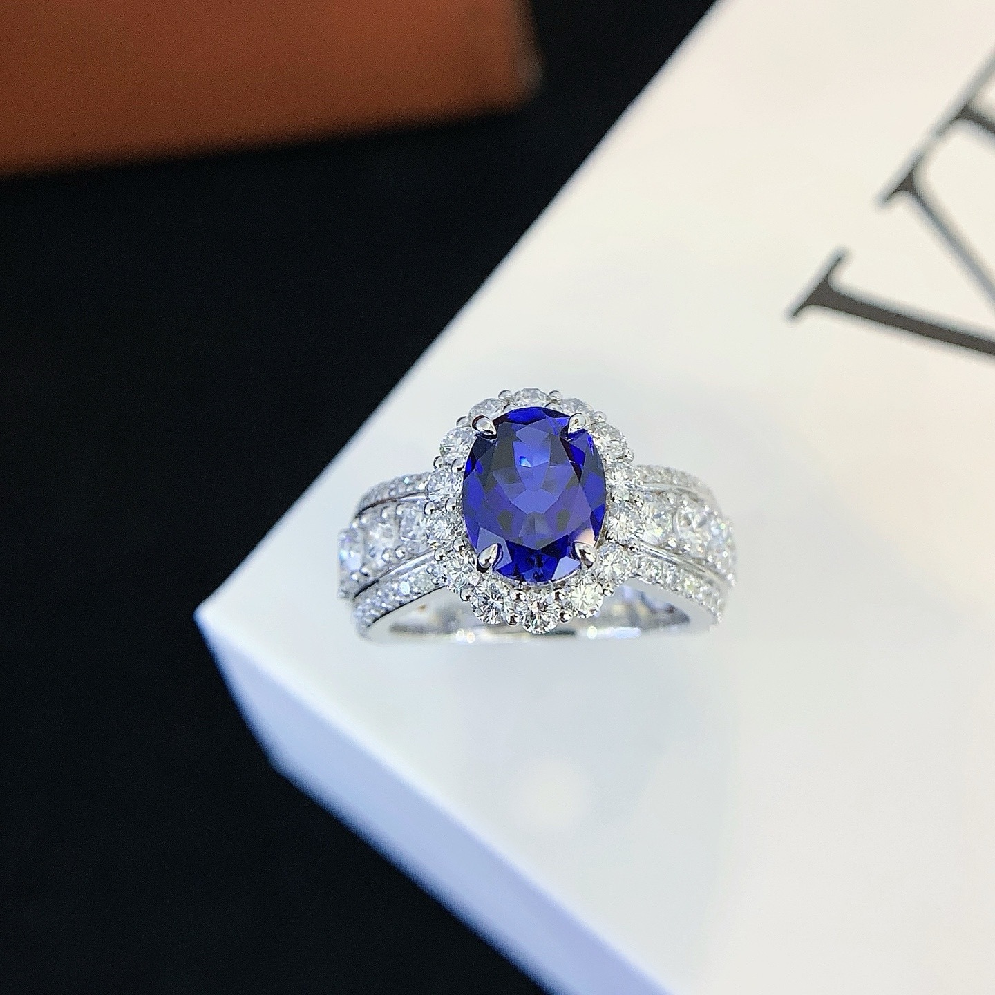 (AA) 9K培育藍寶橢圓：2.3卡  (副石2CT) (包證書)  #0610STA