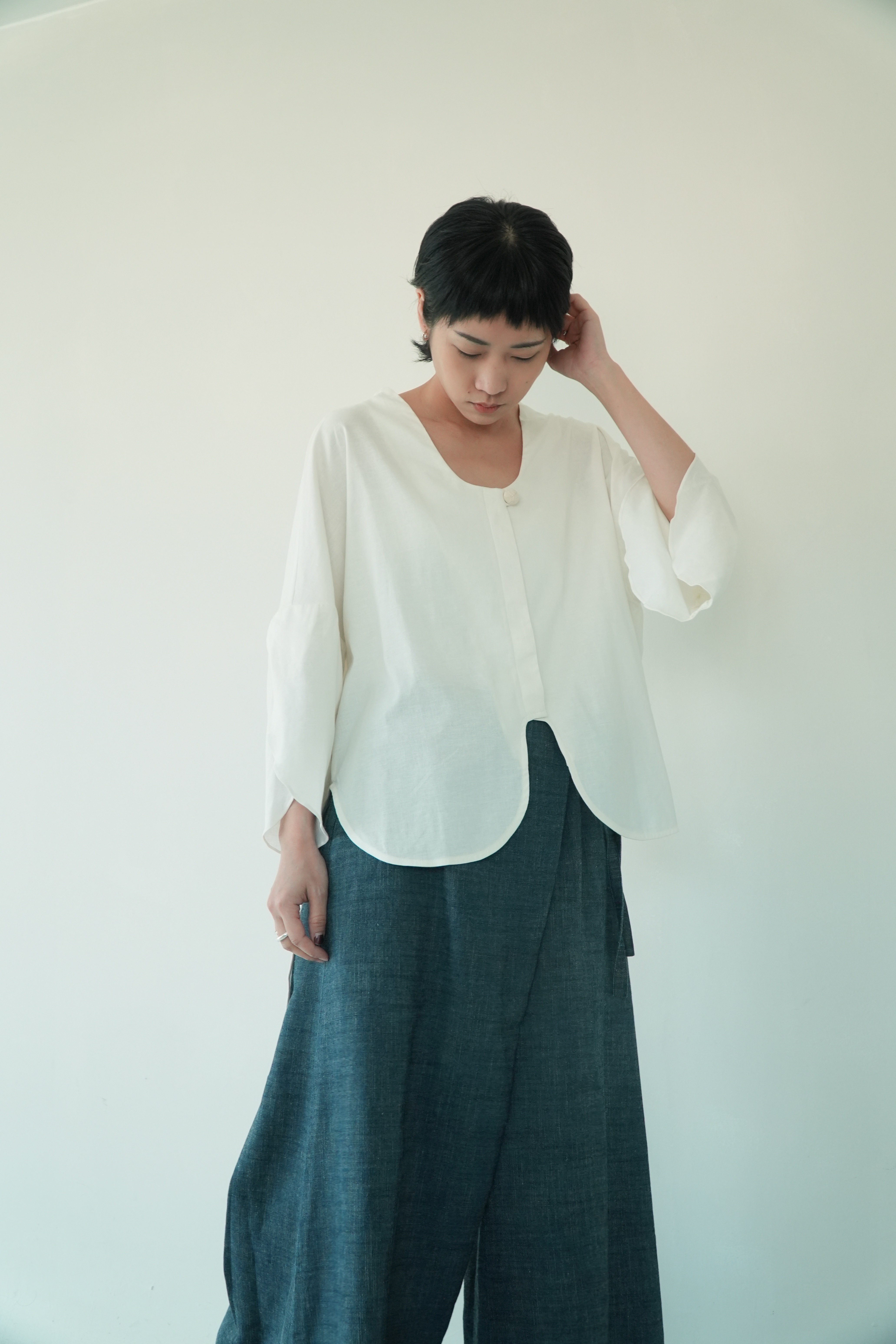 川 衣 WEAR BEING 弧形鬱金香袖襯衫 亞麻白