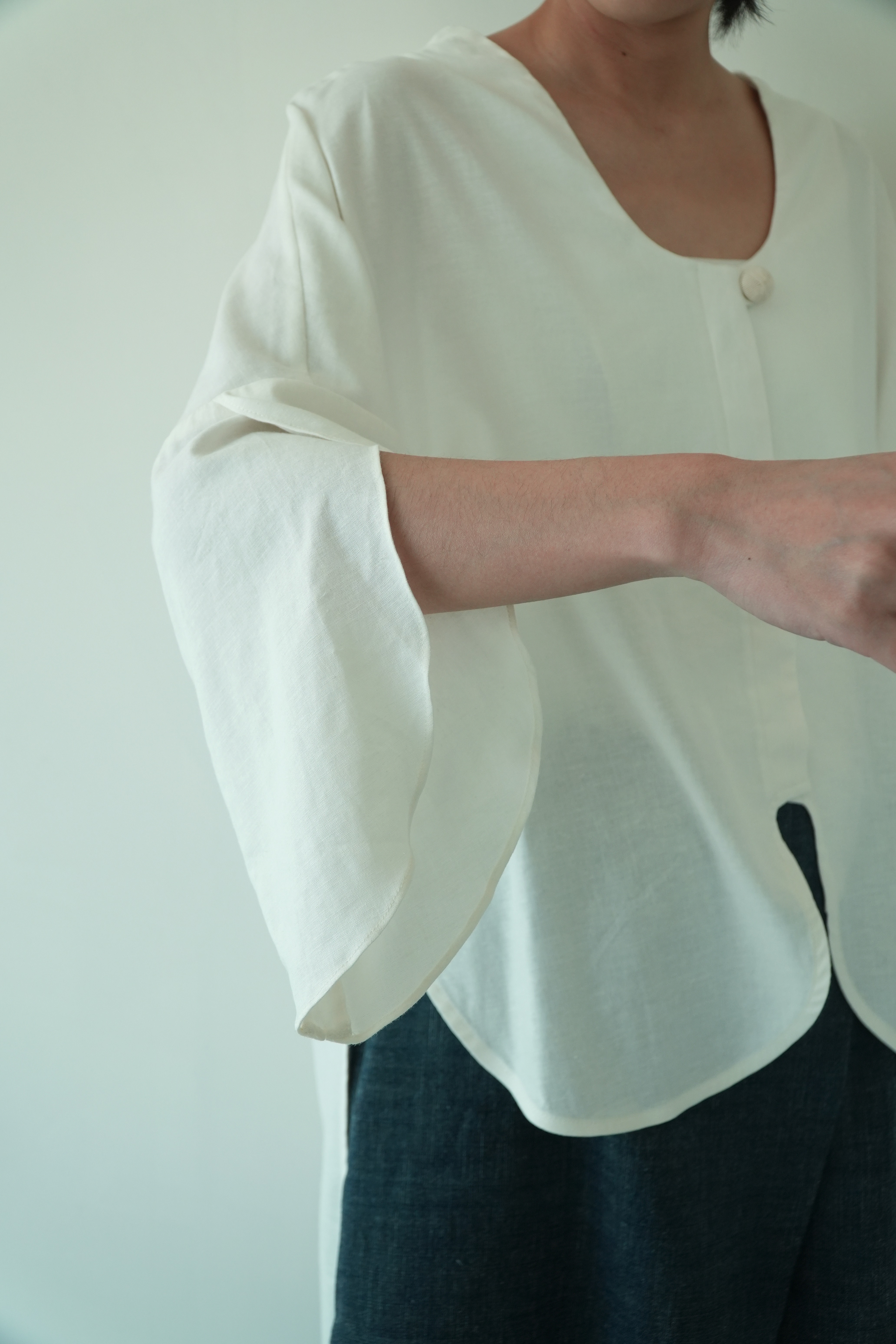 川 衣 WEAR BEING 弧形鬱金香袖襯衫 亞麻白