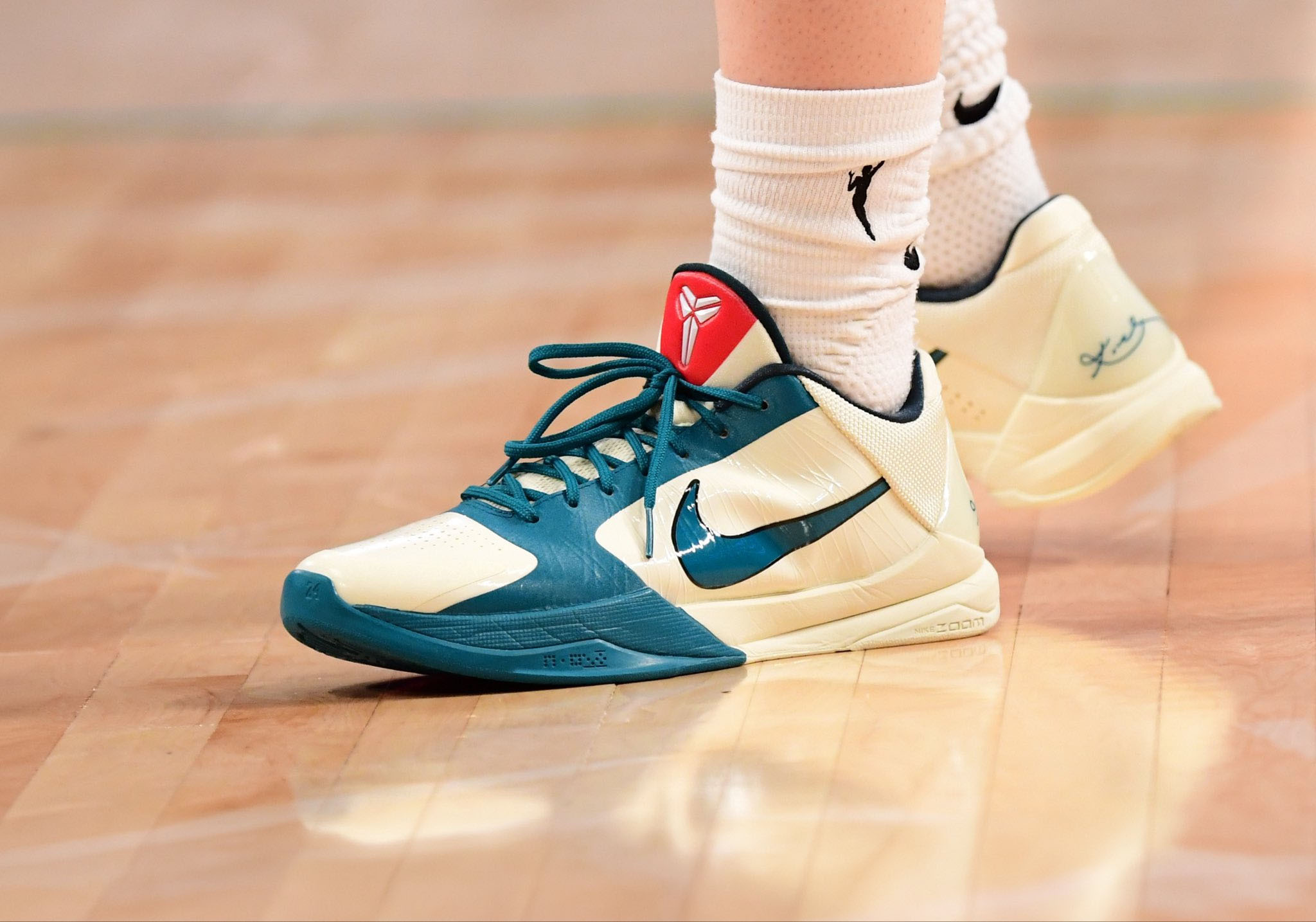 〈海外連線代購〉男女鞋 CAITLIN CLARK X NIKE KOBE 5 'Coconut Milk' 椰奶 實戰 籃球鞋【IZ1852-100】KOBE5
