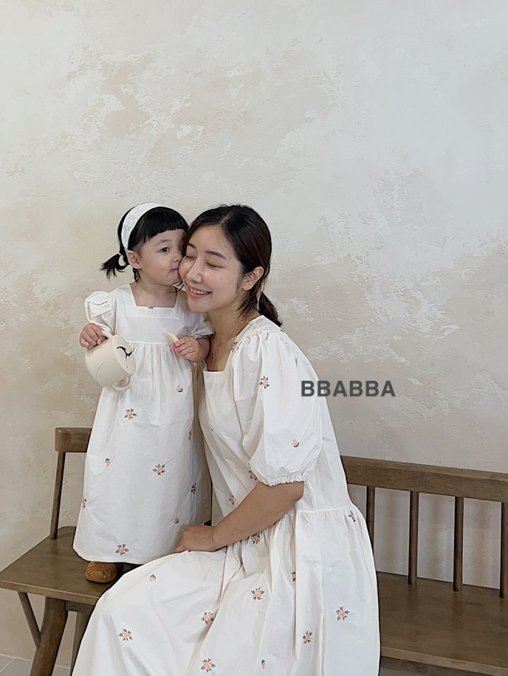韓國🇰🇷BBABBA 精緻花漾刺繡親子洋裝(BEBES-BEBEM/S-XL/Freesize)