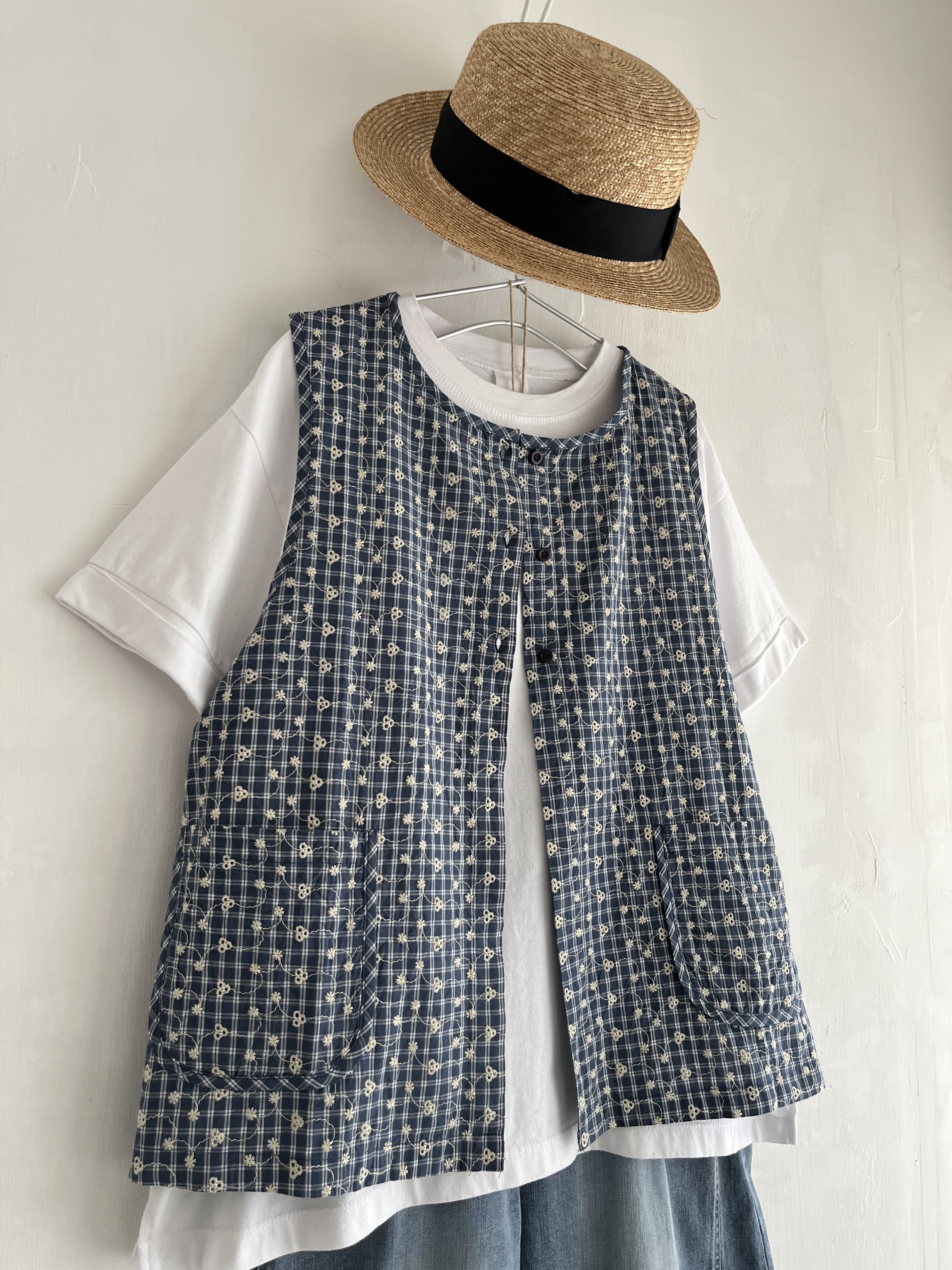 Cloud nine藍色格仔刺繡通花背心外套