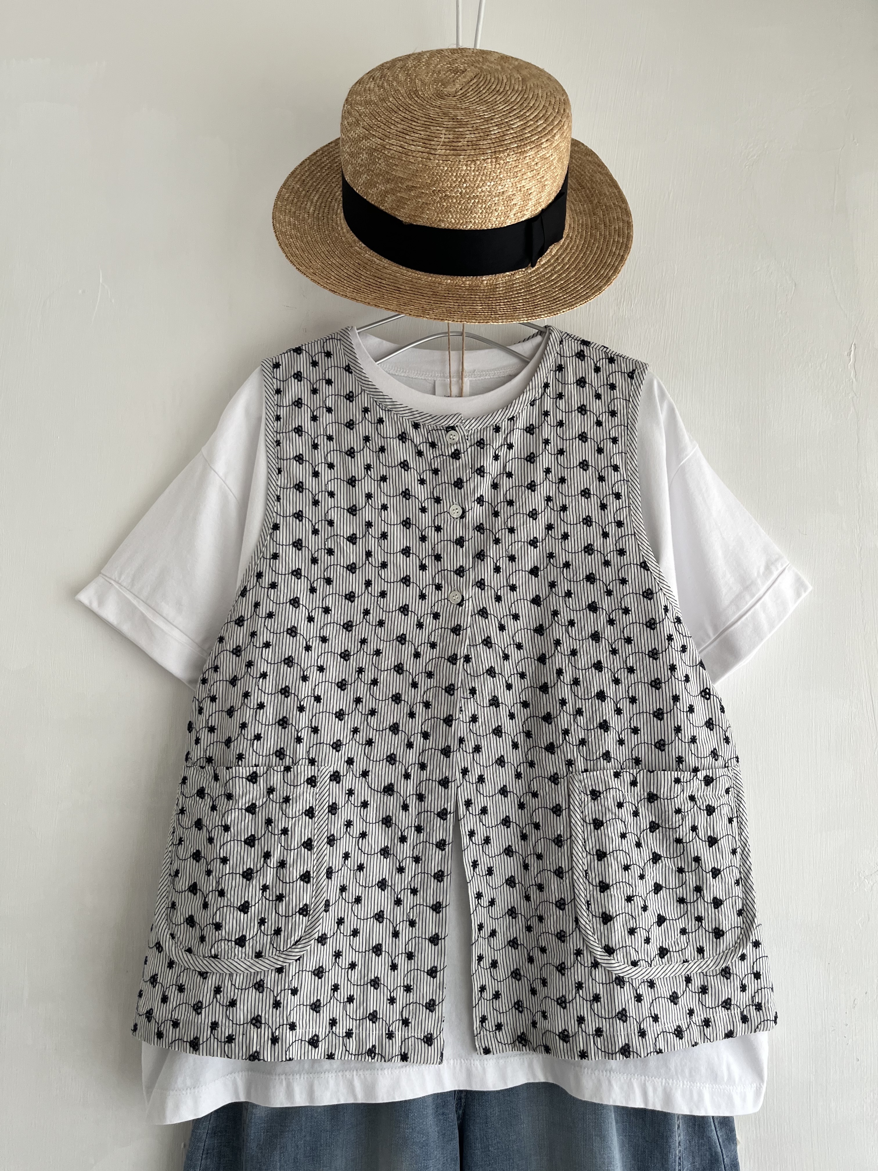 Cloud nine白色條子刺繡通花背心外套