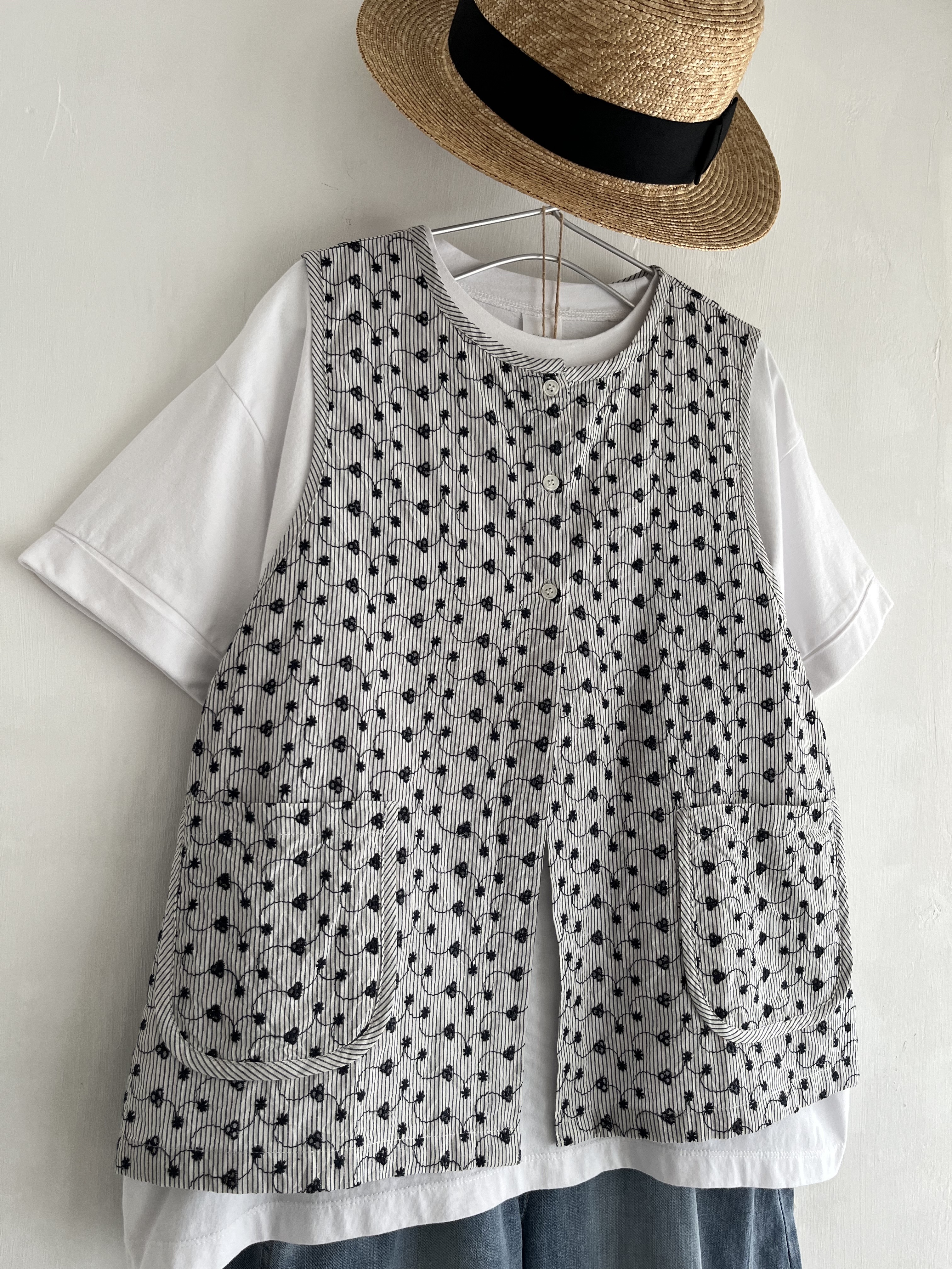 Cloud nine白色條子刺繡通花背心外套
