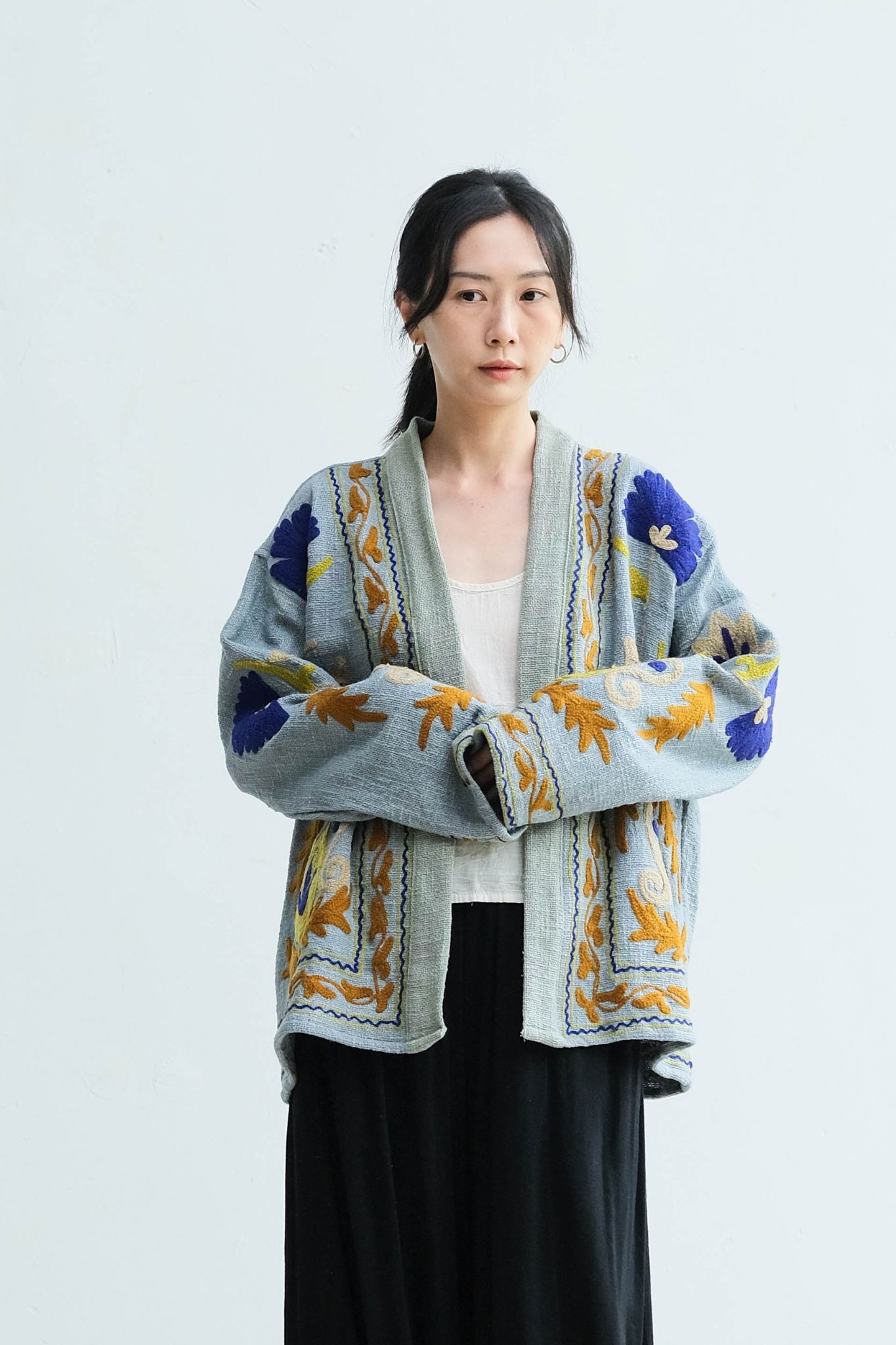 蘇札尼刺繡開襟衫 / 棉麻 淡灰