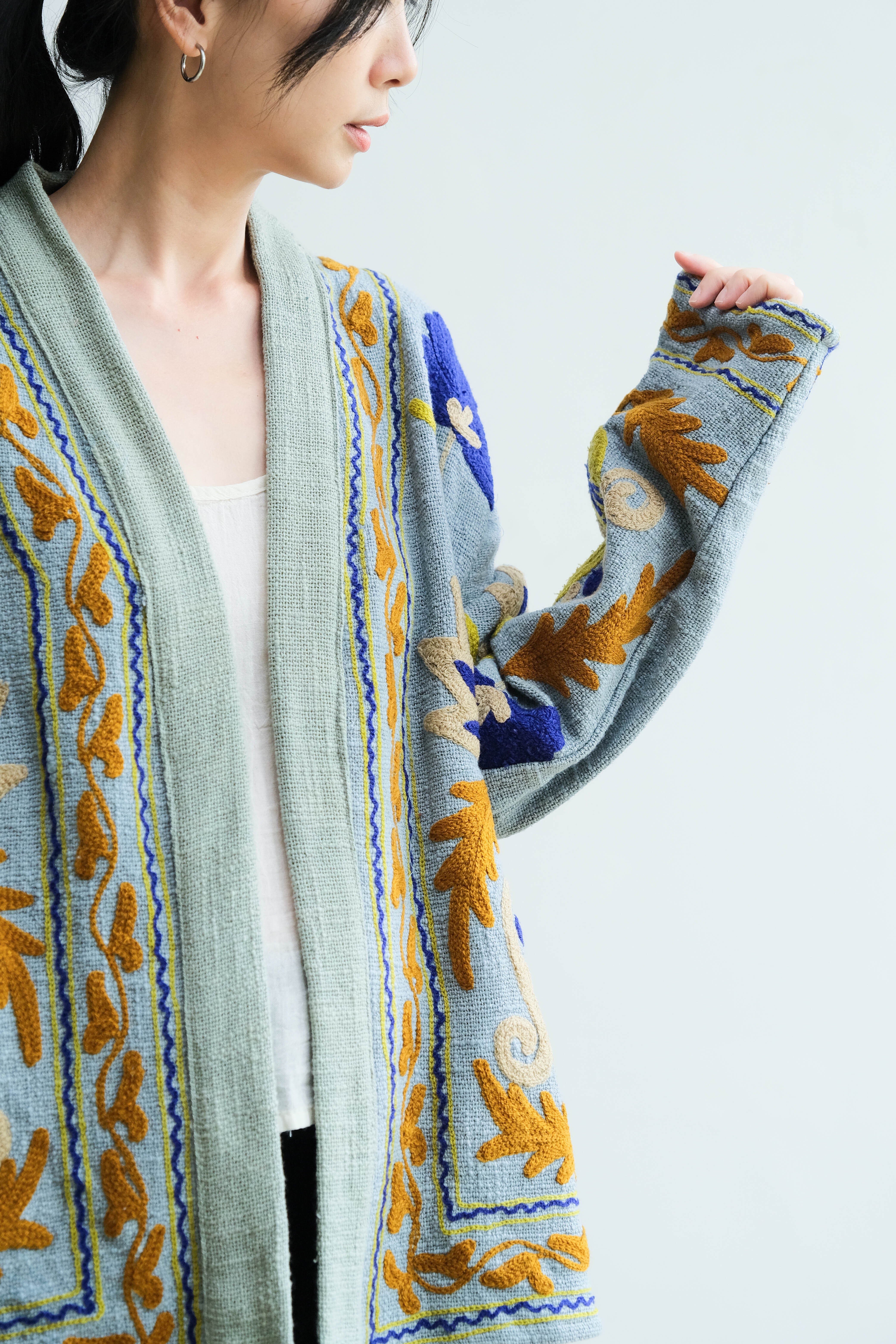 蘇札尼刺繡開襟衫 / 棉麻 淡灰