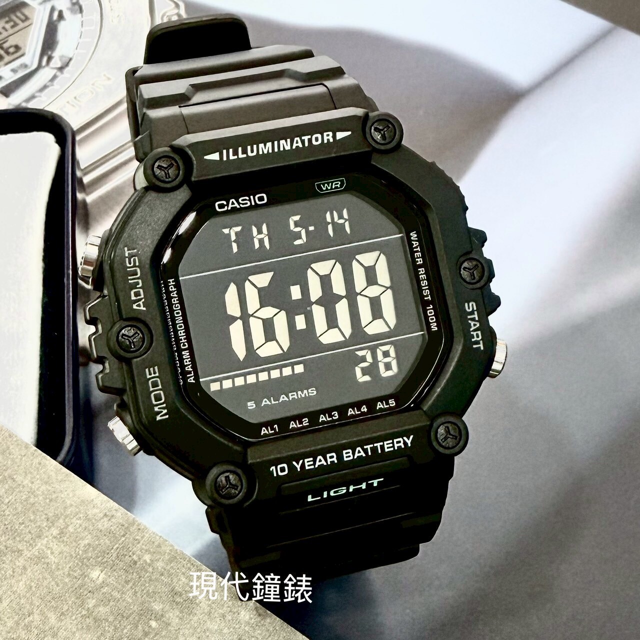 【CASIO 卡西歐】大而矚目的方形電子錶AE-1600HX-1A 49.7mm 現代鐘錶