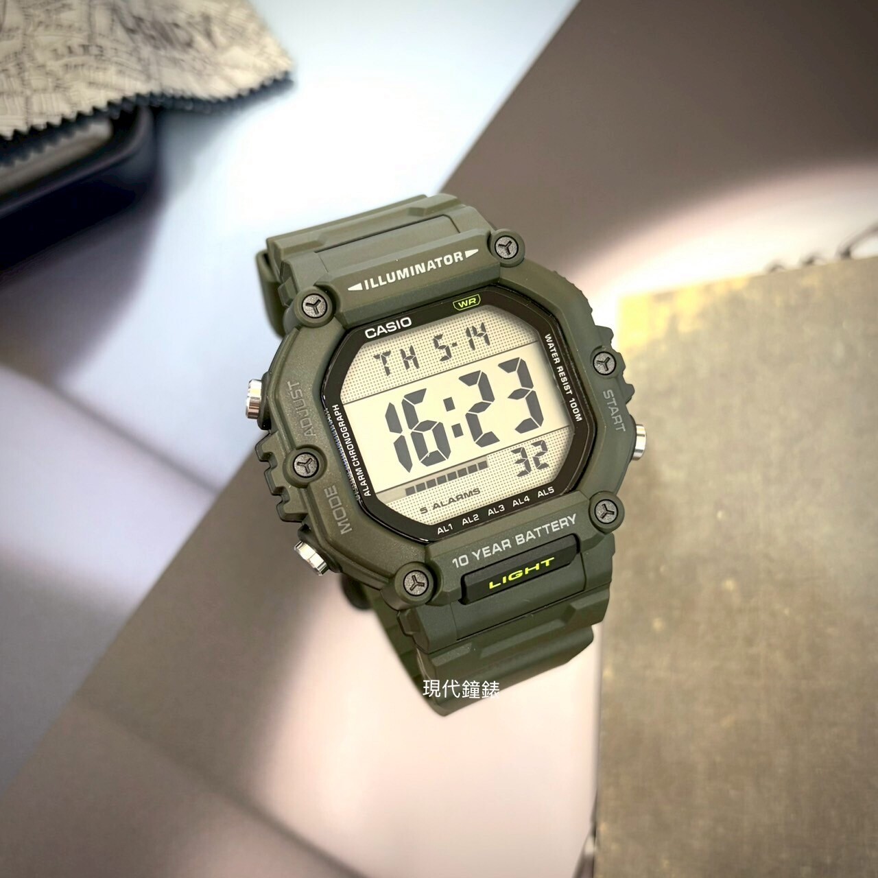 【CASIO 卡西歐】大而矚目的方形電子錶AE-1600HX-3A 49.7mm 現代鐘錶
