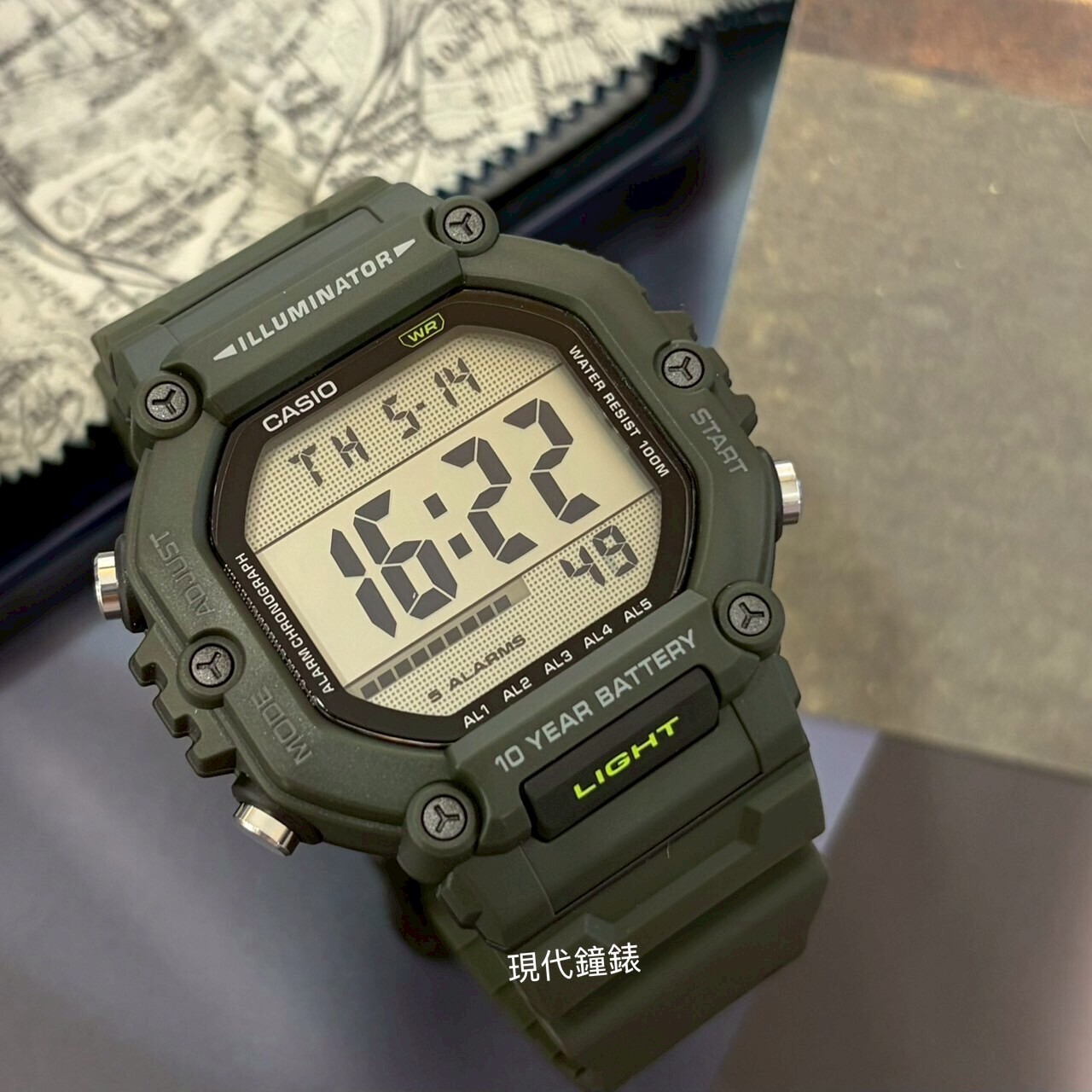 【CASIO 卡西歐】大而矚目的方形電子錶AE-1600HX-3A 49.7mm 現代鐘錶