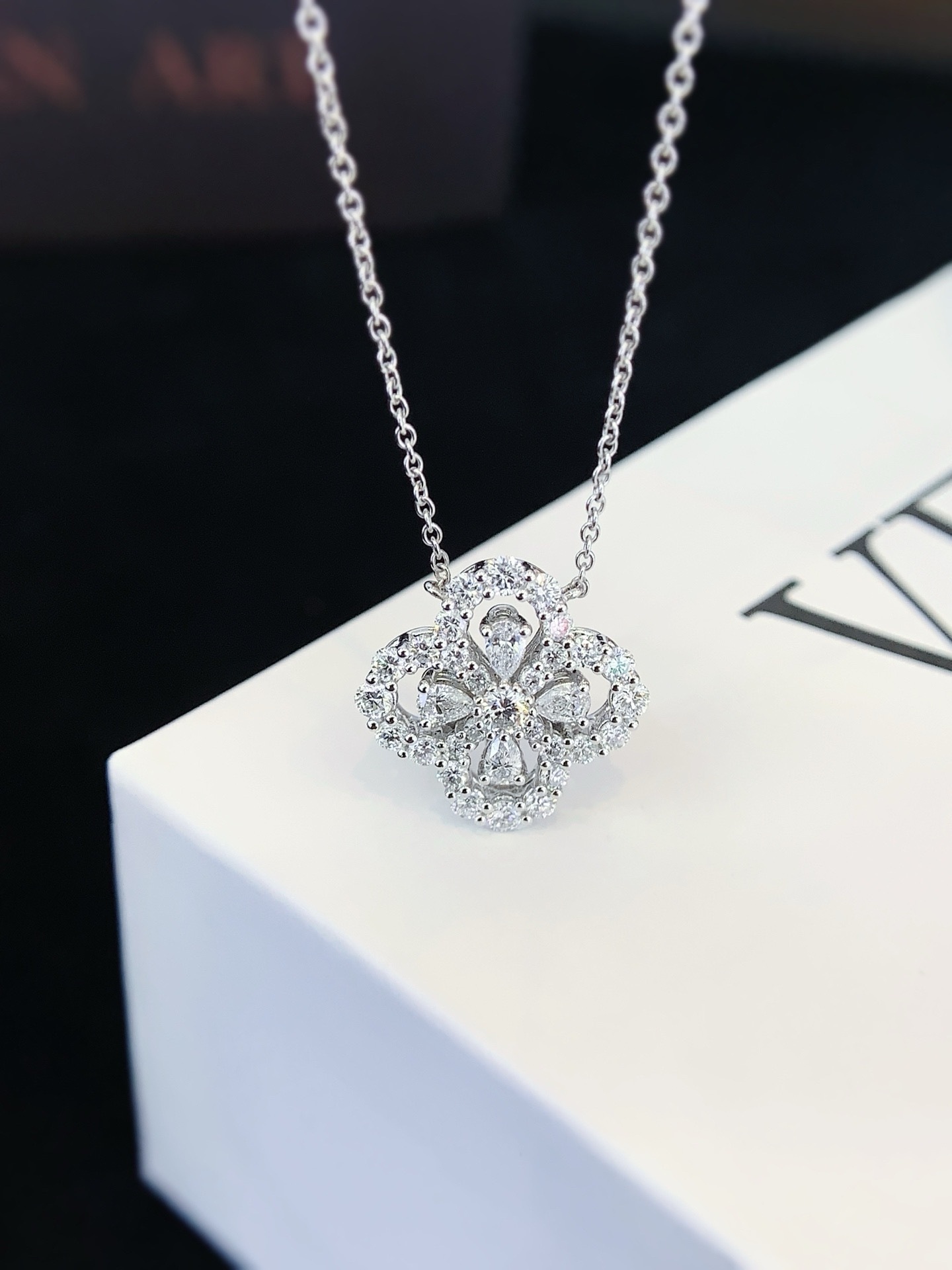 (BL) 培育鑽水滴0.6卡/4粒頸鏈  (D VVS 9K)  (副石1.2CT) (包證書)#0610STA