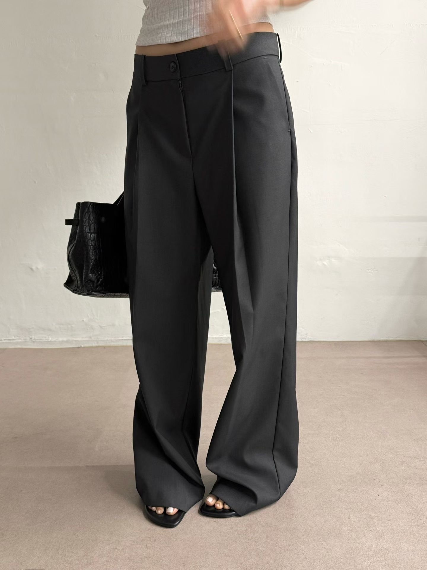 Straight-cut pleated trosuers