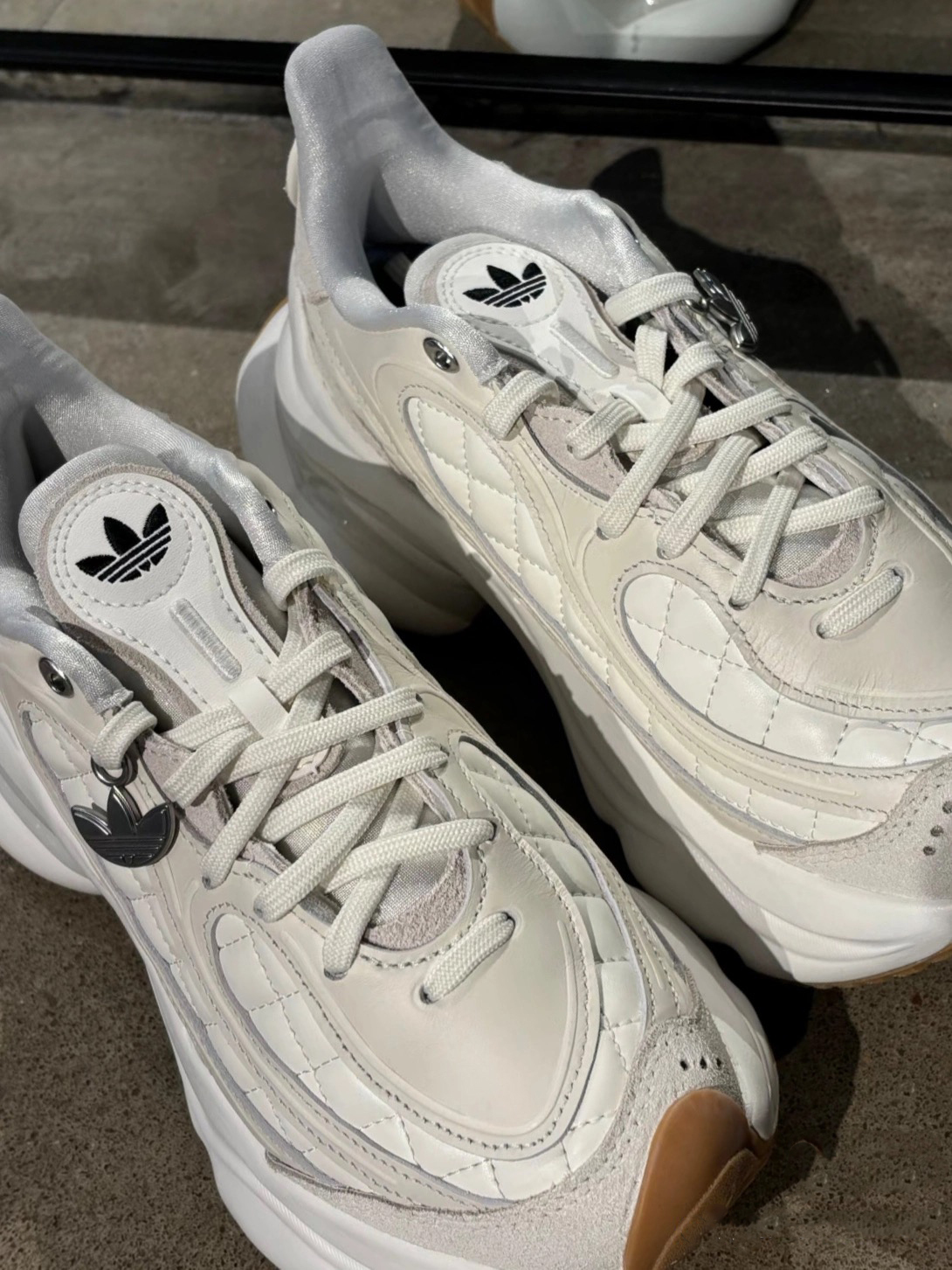 Adidas Originals ozvenuz black：KJ3972/white：HQ2643 (預購Pre-order)